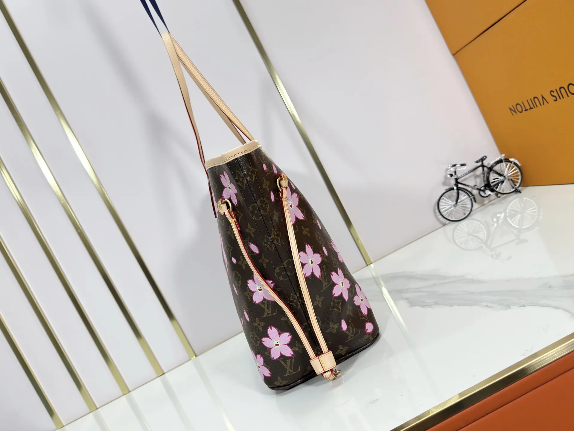 P240 Upgraded original M40995 M17088 Murakami Takashi Old Flower Sakura 🌸The legendary Neverfull medium handbag: always able to meet your various needs for handbags. It has a large capacity but is not bulky. It is stiff and soft to the touch, making it suitable for home and travel. Tighten the side ties and it instantly transforms into a stylish urban handbag. Loosen the straps and it transforms into a chic and practical handbag. The slender leather handle can be carried over the shoulder or between the arms. The model shown here is made of Damier Azur canvas. Size: 31x28x14cm