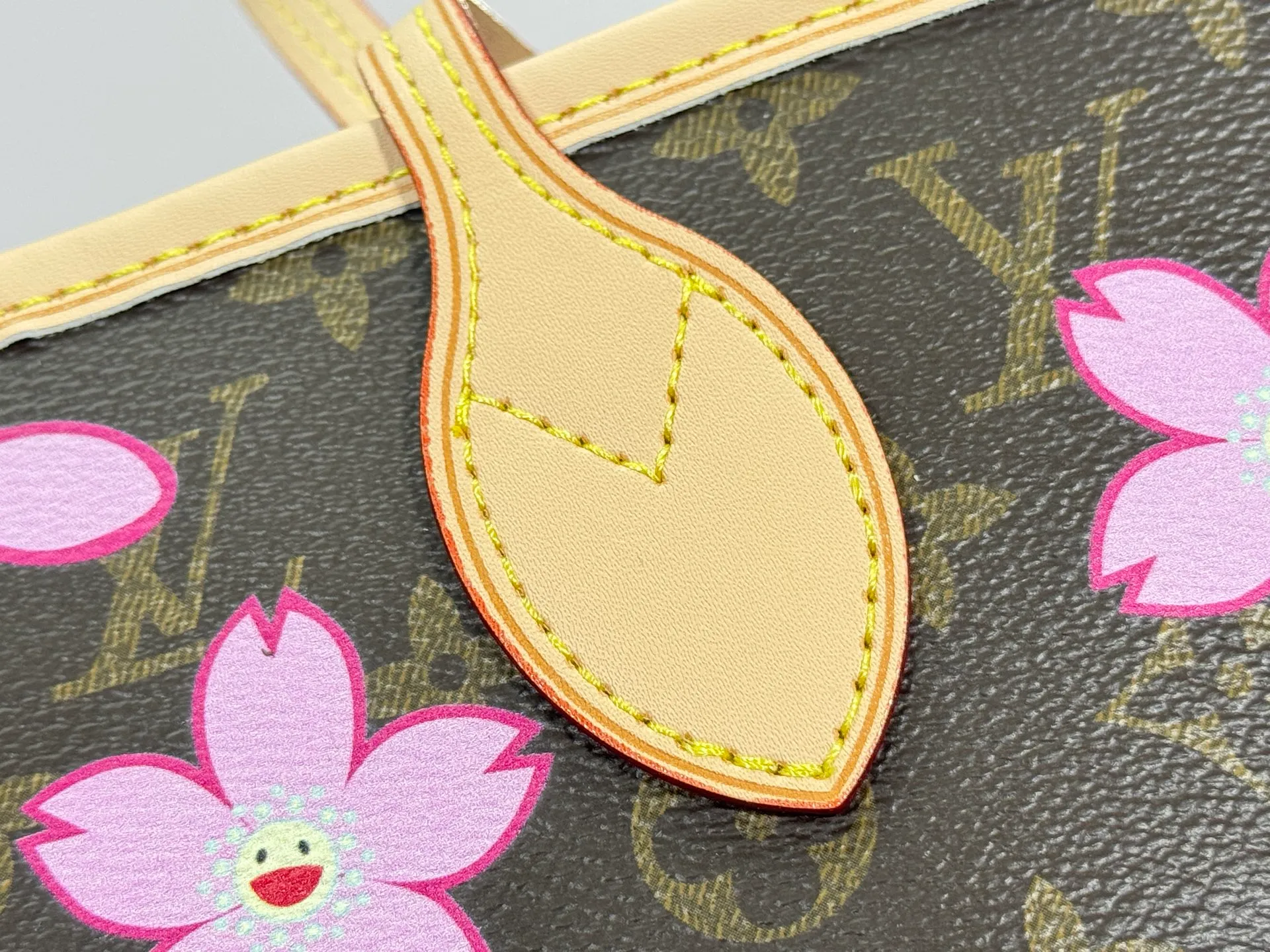 P240 Upgraded original M40995 M17088 Murakami Takashi Old Flower Sakura 🌸The legendary Neverfull medium handbag: always able to meet your various needs for handbags. It has a large capacity but is not bulky. It is stiff and soft to the touch, making it suitable for home and travel. Tighten the side ties and it instantly transforms into a stylish urban handbag. Loosen the straps and it transforms into a chic and practical handbag. The slender leather handle can be carried over the shoulder or between the arms. The model shown here is made of Damier Azur canvas. Size: 31x28x14cm