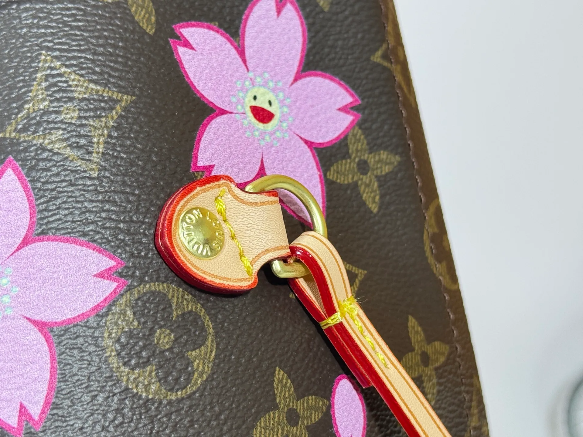 P240 Upgraded original M40995 M17088 Murakami Takashi Old Flower Sakura 🌸The legendary Neverfull medium handbag: always able to meet your various needs for handbags. It has a large capacity but is not bulky. It is stiff and soft to the touch, making it suitable for home and travel. Tighten the side ties and it instantly transforms into a stylish urban handbag. Loosen the straps and it transforms into a chic and practical handbag. The slender leather handle can be carried over the shoulder or between the arms. The model shown here is made of Damier Azur canvas. Size: 31x28x14cm