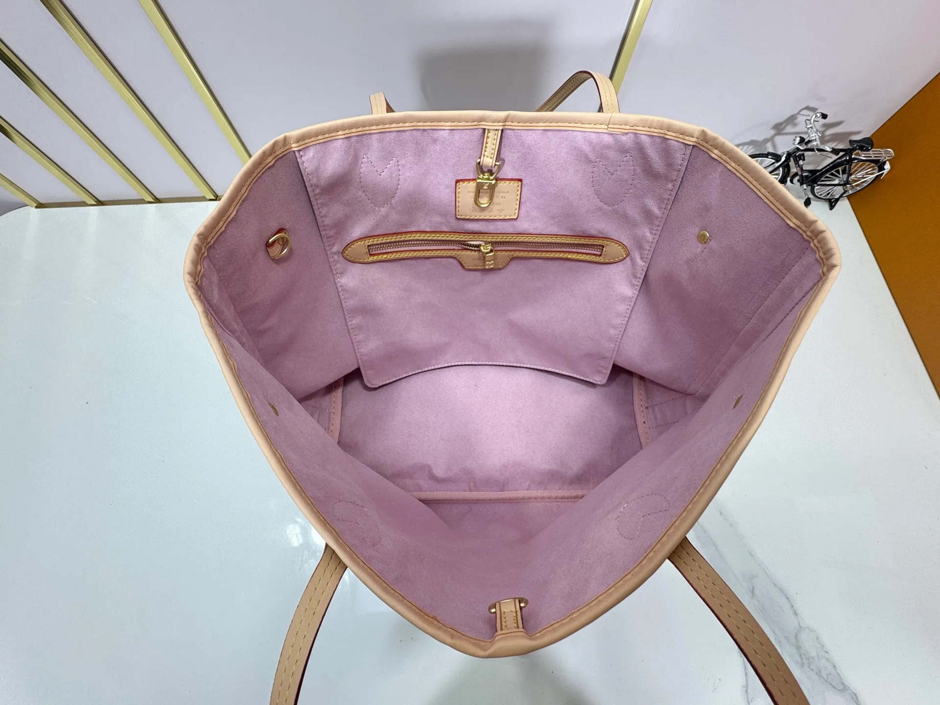 P240 Upgraded original M40995 M17088 Murakami Takashi Old Flower Sakura 🌸The legendary Neverfull medium handbag: always able to meet your various needs for handbags. It has a large capacity but is not bulky. It is stiff and soft to the touch, making it suitable for home and travel. Tighten the side ties and it instantly transforms into a stylish urban handbag. Loosen the straps and it transforms into a chic and practical handbag. The slender leather handle can be carried over the shoulder or between the arms. The model shown here is made of Damier Azur canvas. Size: 31x28x14cm