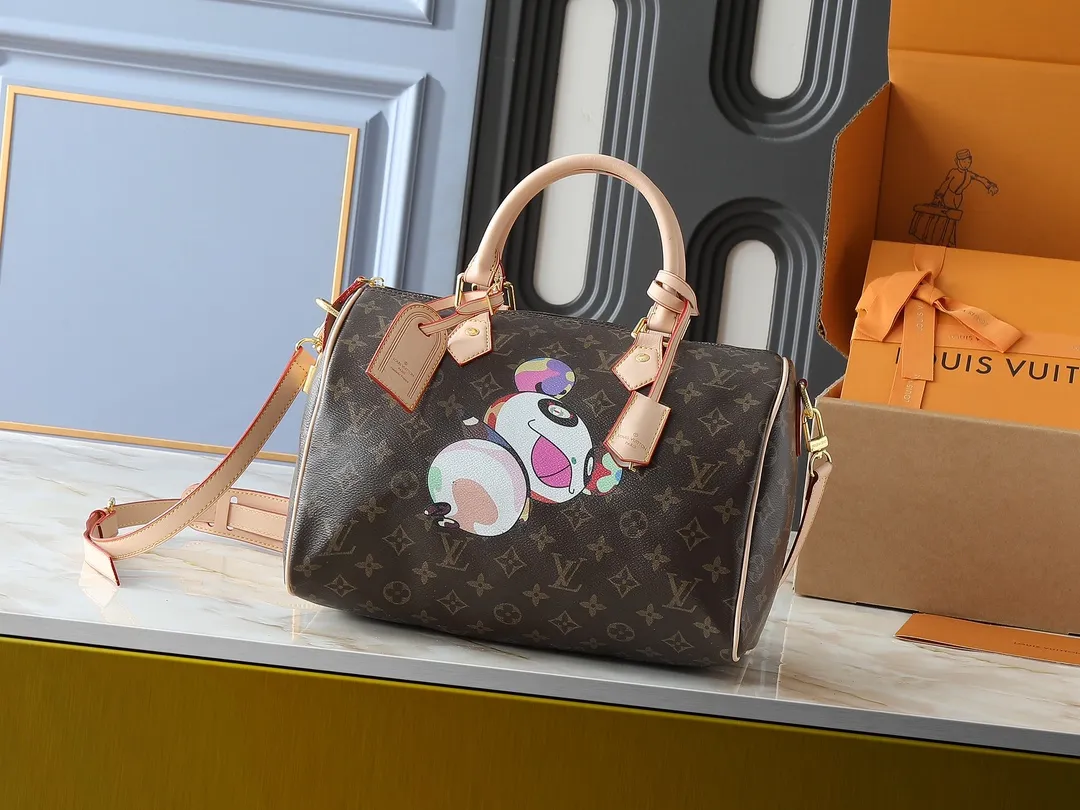 💰300💰Upgraded original M14328 M40391 This Speedy Soft 30 handbag Murakami series Monogram Dune element pays tribute to the design of Gaston Louis Vuitton collection series. The long handle makes it easy to carry on the shoulder, making it a great travel companion. Dimensions: 30.0 x 21.0 x 17.0 cm (length x height x width)