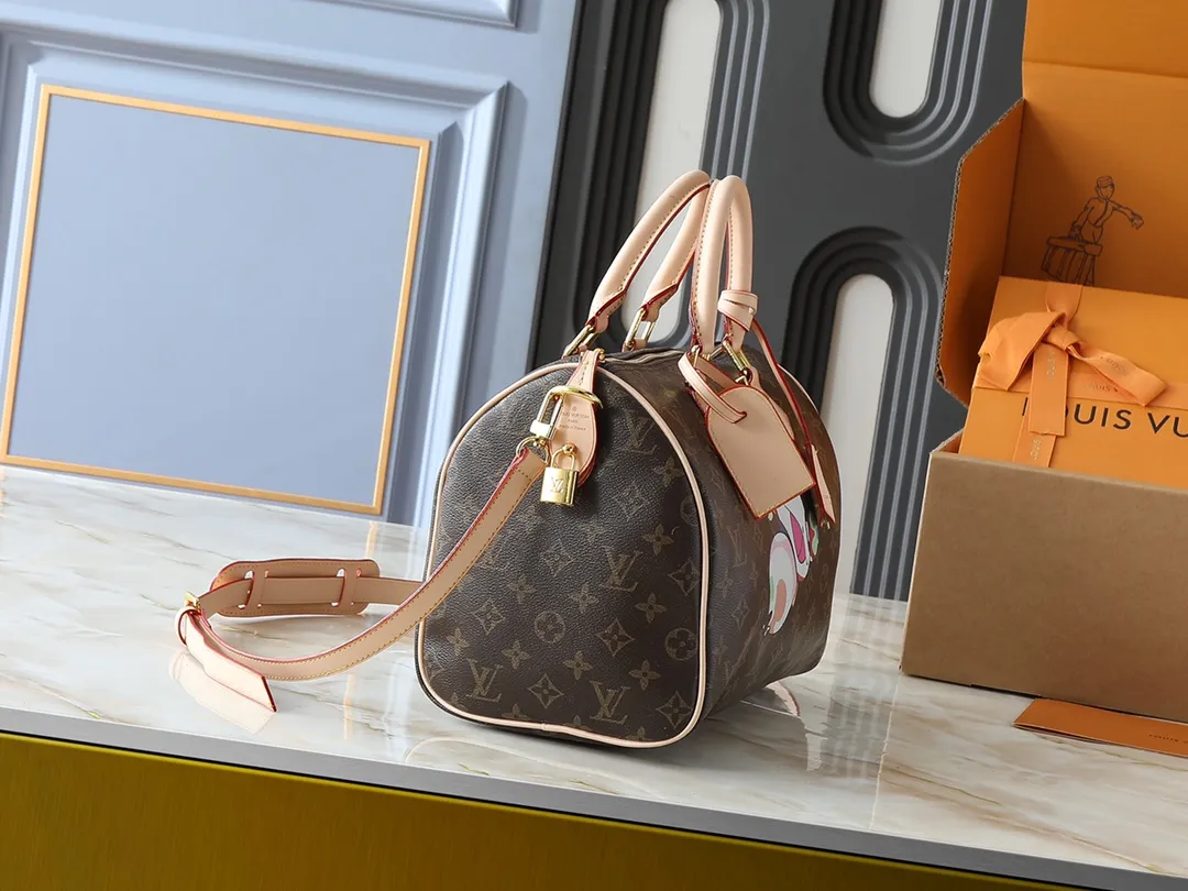 💰300💰Upgraded original M14328 M40391 This Speedy Soft 30 handbag Murakami series Monogram Dune element pays tribute to the design of Gaston Louis Vuitton collection series. The long handle makes it easy to carry on the shoulder, making it a great travel companion. Dimensions: 30.0 x 21.0 x 17.0 cm (length x height x width)