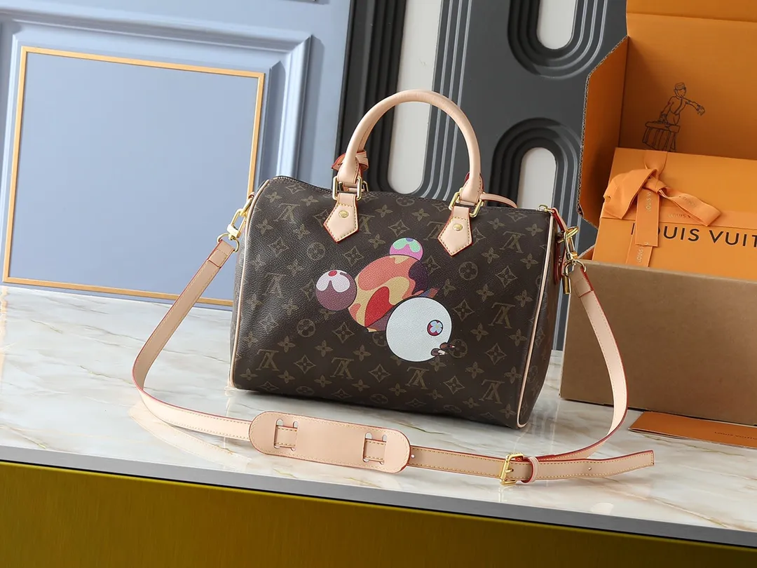 💰300💰Upgraded original M14328 M40391 This Speedy Soft 30 handbag Murakami series Monogram Dune element pays tribute to the design of Gaston Louis Vuitton collection series. The long handle makes it easy to carry on the shoulder, making it a great travel companion. Dimensions: 30.0 x 21.0 x 17.0 cm (length x height x width)