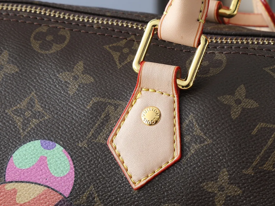 💰300💰Upgraded original M14328 M40391 This Speedy Soft 30 handbag Murakami series Monogram Dune element pays tribute to the design of Gaston Louis Vuitton collection series. The long handle makes it easy to carry on the shoulder, making it a great travel companion. Dimensions: 30.0 x 21.0 x 17.0 cm (length x height x width)