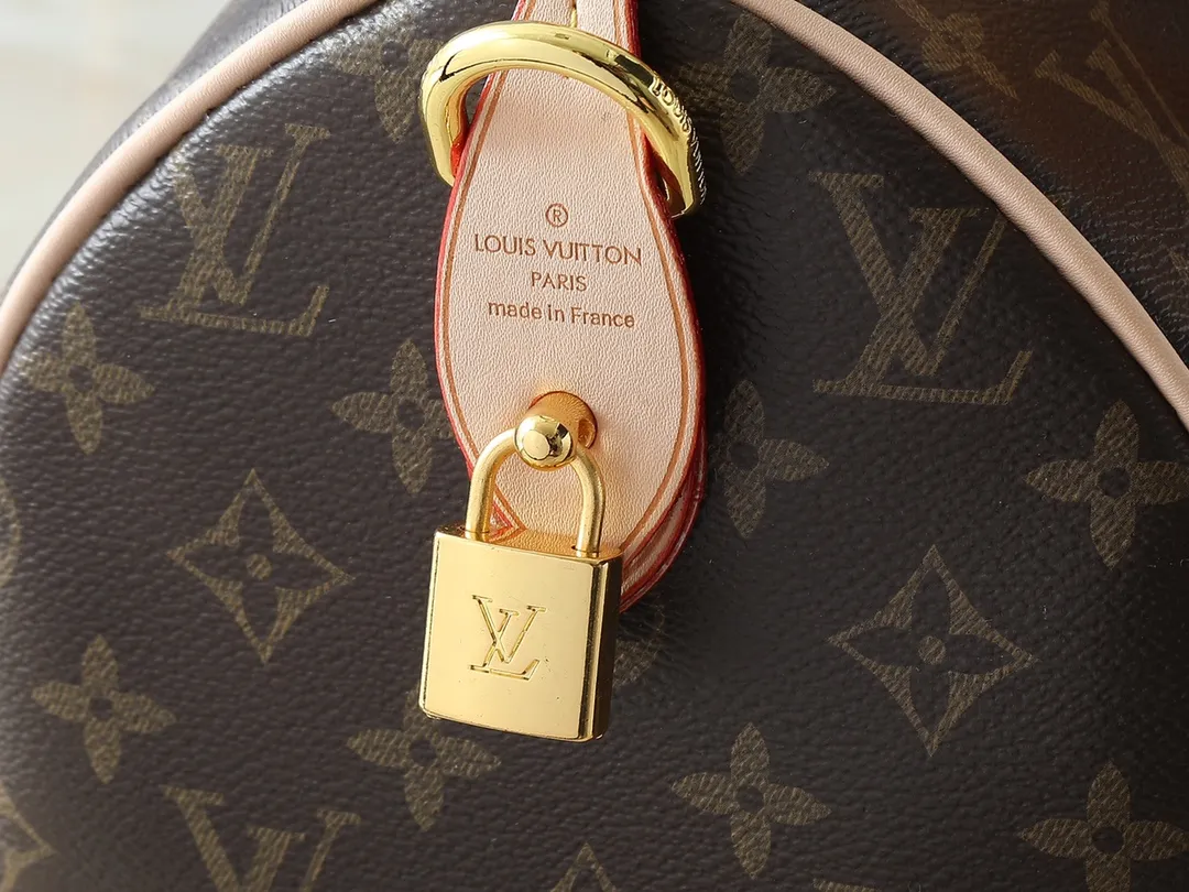 💰300💰Upgraded original M14328 M40391 This Speedy Soft 30 handbag Murakami series Monogram Dune element pays tribute to the design of Gaston Louis Vuitton collection series. The long handle makes it easy to carry on the shoulder, making it a great travel companion. Dimensions: 30.0 x 21.0 x 17.0 cm (length x height x width)
