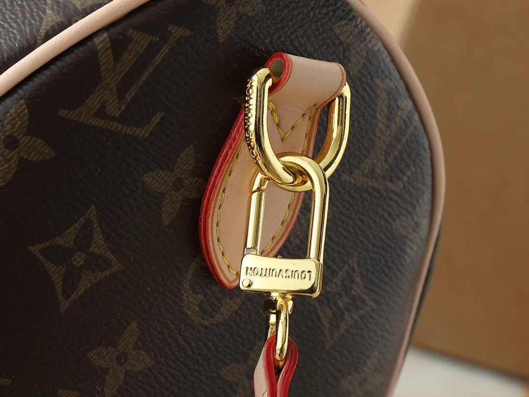 💰300💰Upgraded original M14328 M40391 This Speedy Soft 30 handbag Murakami series Monogram Dune element pays tribute to the design of Gaston Louis Vuitton collection series. The long handle makes it easy to carry on the shoulder, making it a great travel companion. Dimensions: 30.0 x 21.0 x 17.0 cm (length x height x width)