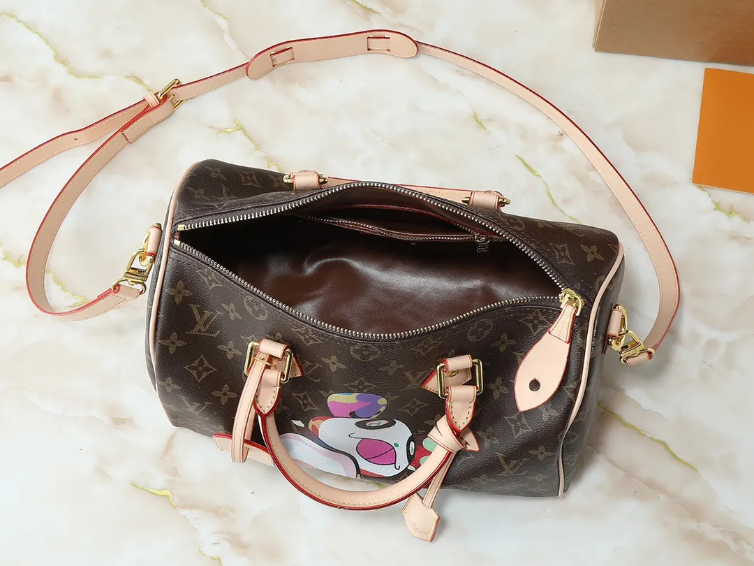 💰300💰Upgraded original M14328 M40391 This Speedy Soft 30 handbag Murakami series Monogram Dune element pays tribute to the design of Gaston Louis Vuitton collection series. The long handle makes it easy to carry on the shoulder, making it a great travel companion. Dimensions: 30.0 x 21.0 x 17.0 cm (length x height x width)
