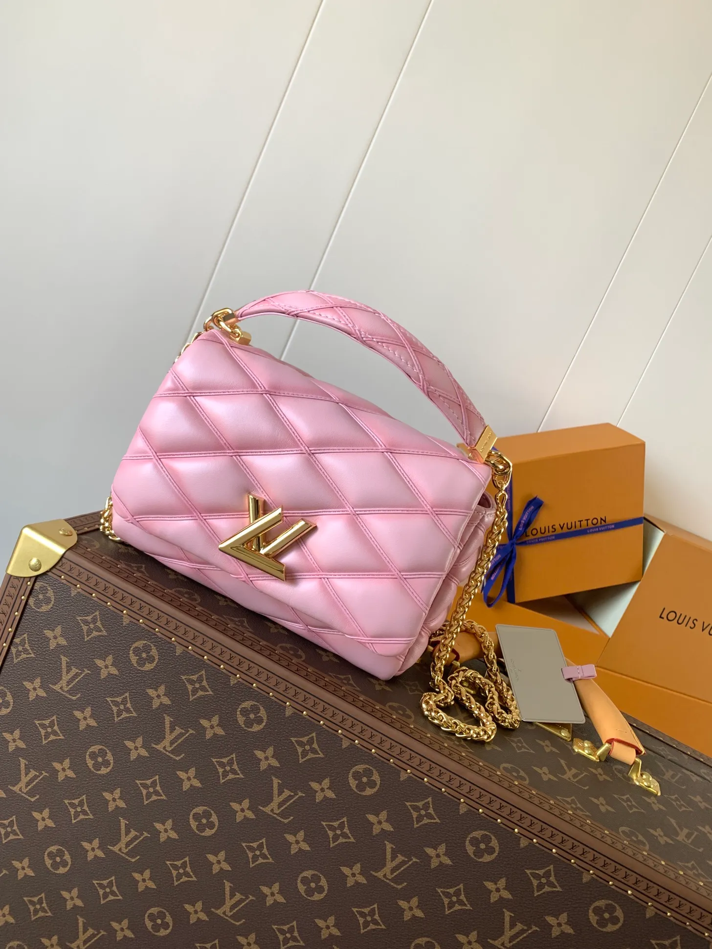 💰1280 (top layer leather) top original order, code changing chip M23045 dark gray M22891 beige M23601 brown M22891 black M12338 vanilla M24465 pink gradient M23682 dark blue M12434 blue gradient M22891 blue and white checkered M22891 red and white checkered M25107 silver M22891 patent leather M22892 black pink gradient M24186 light blue gradient M24465 nude pink gradient M12567 burgundy M11374 black hardware M12332 light coffee color M22890 white leather with black stripes Top original custom leather ~ colors are being updated continuously! This medium GO-14 bag is crafted from rich sheepskin leather with a quilted pattern that pays homage to the brand's traditional luggage designs. The Twist lock makes a striking statement, and the top handle can be carried by hand alone, or it can be transformed into a leather shoulder pad on the sliding chain strap for comfortable shoulder or cross-body wear. Dimensions: 23 x 16 x 10cm
