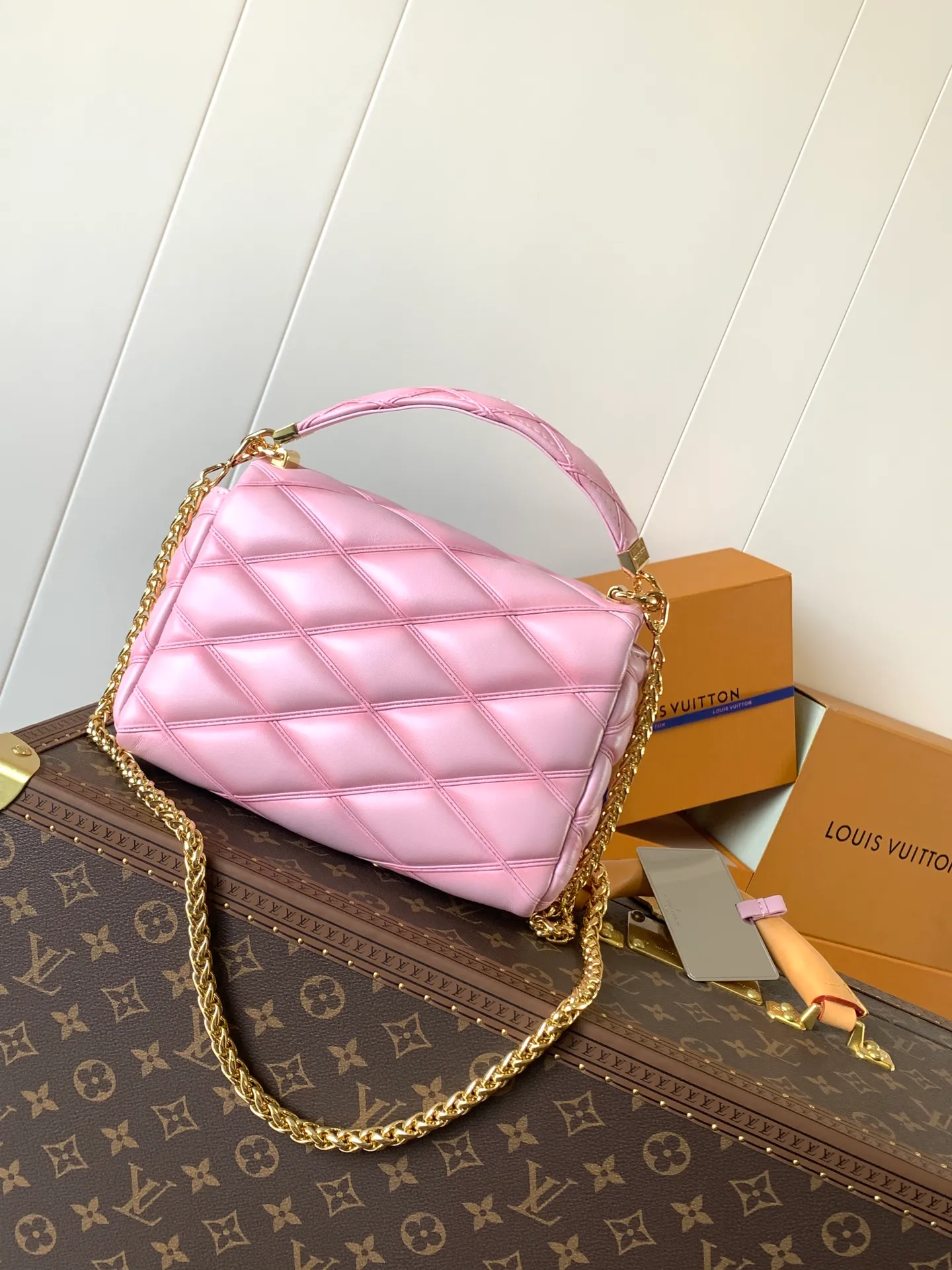 💰1280 (top layer leather) top original order, code changing chip M23045 dark gray M22891 beige M23601 brown M22891 black M12338 vanilla M24465 pink gradient M23682 dark blue M12434 blue gradient M22891 blue and white checkered M22891 red and white checkered M25107 silver M22891 patent leather M22892 black pink gradient M24186 light blue gradient M24465 nude pink gradient M12567 burgundy M11374 black hardware M12332 light coffee color M22890 white leather with black stripes Top original custom leather ~ colors are being updated continuously! This medium GO-14 bag is crafted from rich sheepskin leather with a quilted pattern that pays homage to the brand's traditional luggage designs. The Twist lock makes a striking statement, and the top handle can be carried by hand alone, or it can be transformed into a leather shoulder pad on the sliding chain strap for comfortable shoulder or cross-body wear. Dimensions: 23 x 16 x 10cm