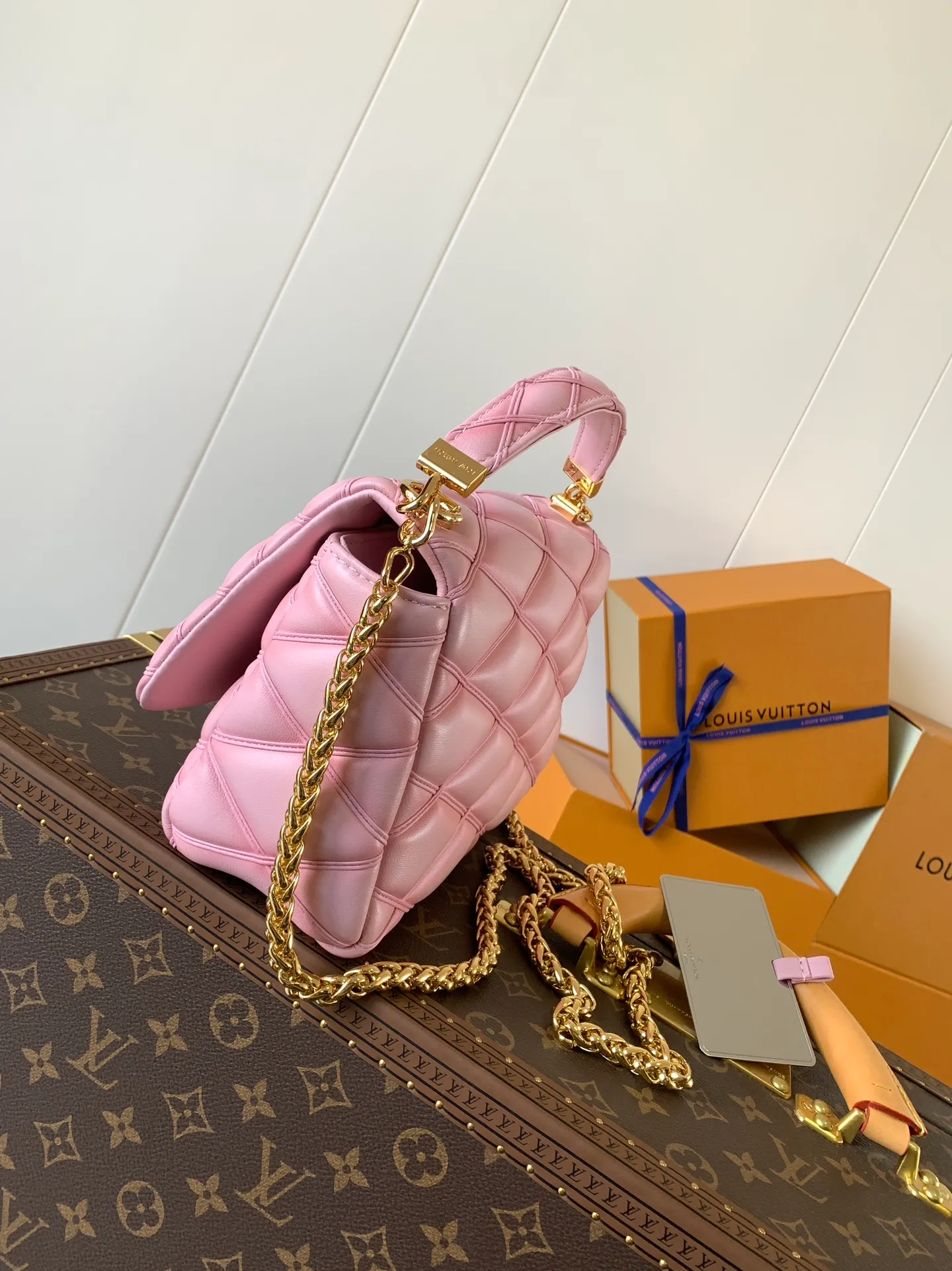 💰1280 (top layer leather) top original order, code changing chip M23045 dark gray M22891 beige M23601 brown M22891 black M12338 vanilla M24465 pink gradient M23682 dark blue M12434 blue gradient M22891 blue and white checkered M22891 red and white checkered M25107 silver M22891 patent leather M22892 black pink gradient M24186 light blue gradient M24465 nude pink gradient M12567 burgundy M11374 black hardware M12332 light coffee color M22890 white leather with black stripes Top original custom leather ~ colors are being updated continuously! This medium GO-14 bag is crafted from rich sheepskin leather with a quilted pattern that pays homage to the brand's traditional luggage designs. The Twist lock makes a striking statement, and the top handle can be carried by hand alone, or it can be transformed into a leather shoulder pad on the sliding chain strap for comfortable shoulder or cross-body wear. Dimensions: 23 x 16 x 10cm