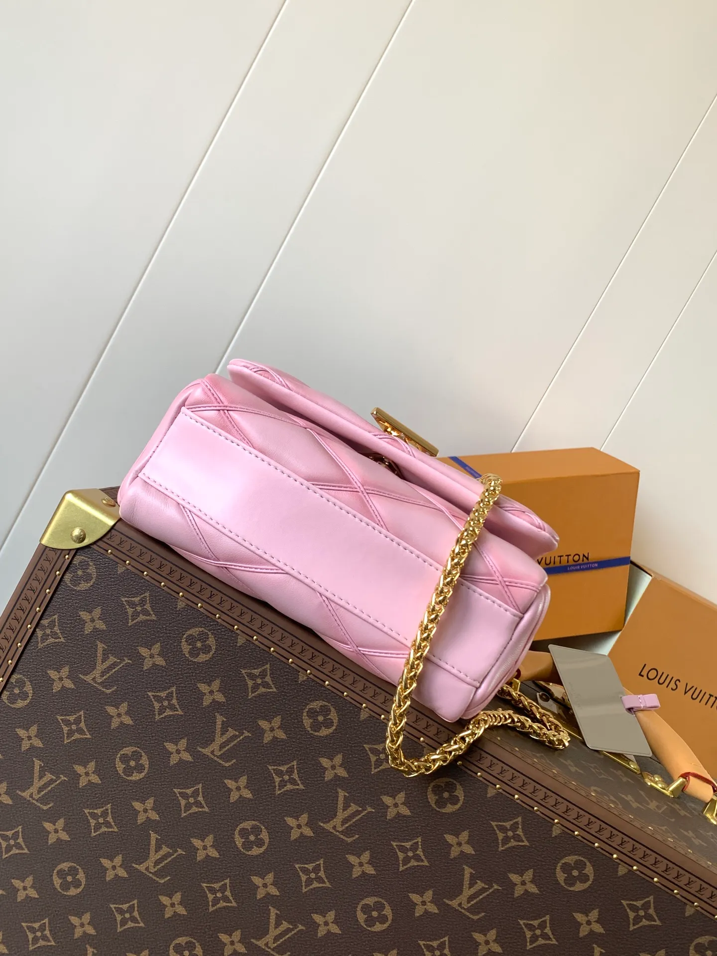 💰1280 (top layer leather) top original order, code changing chip M23045 dark gray M22891 beige M23601 brown M22891 black M12338 vanilla M24465 pink gradient M23682 dark blue M12434 blue gradient M22891 blue and white checkered M22891 red and white checkered M25107 silver M22891 patent leather M22892 black pink gradient M24186 light blue gradient M24465 nude pink gradient M12567 burgundy M11374 black hardware M12332 light coffee color M22890 white leather with black stripes Top original custom leather ~ colors are being updated continuously! This medium GO-14 bag is crafted from rich sheepskin leather with a quilted pattern that pays homage to the brand's traditional luggage designs. The Twist lock makes a striking statement, and the top handle can be carried by hand alone, or it can be transformed into a leather shoulder pad on the sliding chain strap for comfortable shoulder or cross-body wear. Dimensions: 23 x 16 x 10cm