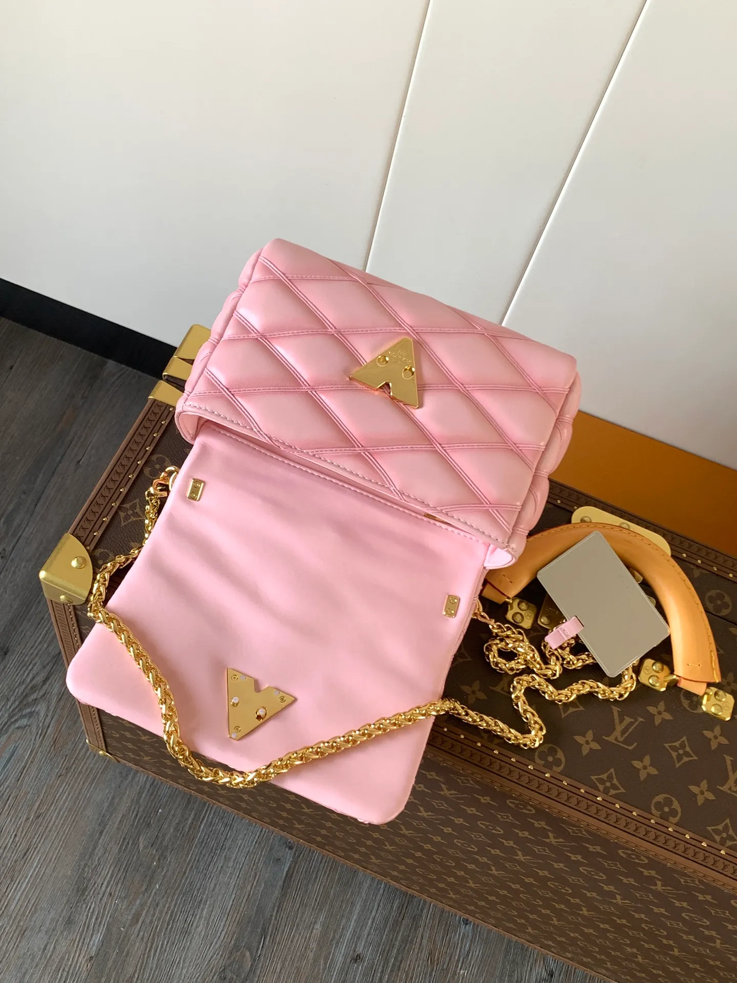 💰1280 (top layer leather) top original order, code changing chip M23045 dark gray M22891 beige M23601 brown M22891 black M12338 vanilla M24465 pink gradient M23682 dark blue M12434 blue gradient M22891 blue and white checkered M22891 red and white checkered M25107 silver M22891 patent leather M22892 black pink gradient M24186 light blue gradient M24465 nude pink gradient M12567 burgundy M11374 black hardware M12332 light coffee color M22890 white leather with black stripes Top original custom leather ~ colors are being updated continuously! This medium GO-14 bag is crafted from rich sheepskin leather with a quilted pattern that pays homage to the brand's traditional luggage designs. The Twist lock makes a striking statement, and the top handle can be carried by hand alone, or it can be transformed into a leather shoulder pad on the sliding chain strap for comfortable shoulder or cross-body wear. Dimensions: 23 x 16 x 10cm