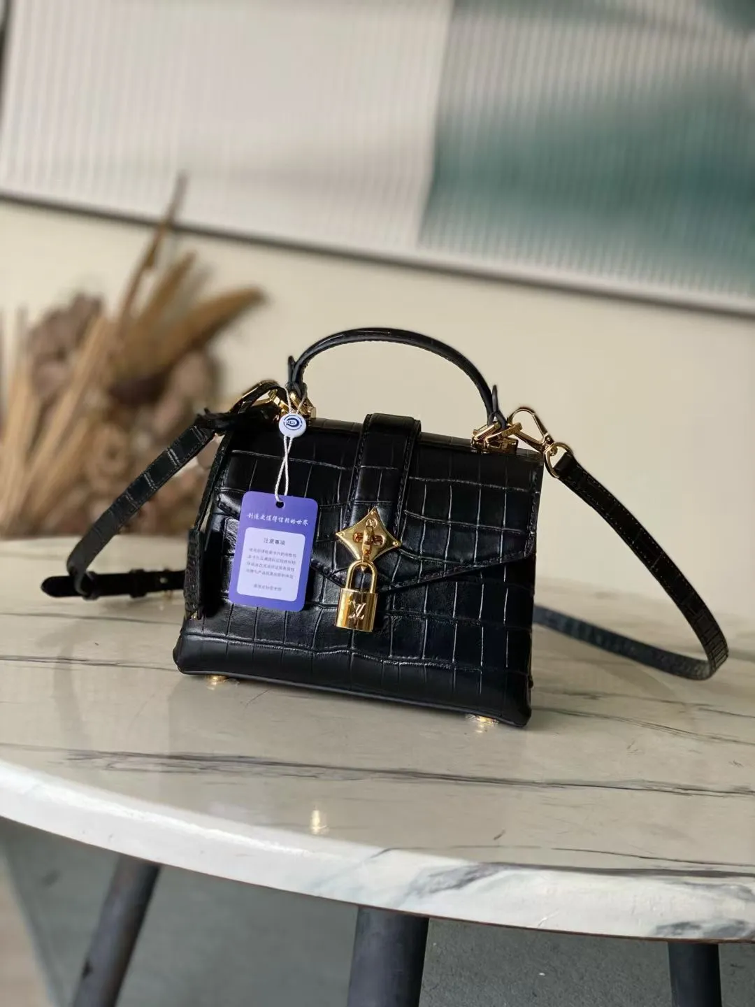 💰2000 "Special Original Leather" N98925 Crocodile Black Small Rose des Vents small handbag is made of smooth and grained calfskin to outline elegant lines, embellished with golden LV padlocks to shine. Use the top handle and removable and adjustable shoulder strap to create an elegant elbow or practical cross-body style for everyday travel. Dimensions: length 19 width 8 height 13.5cm