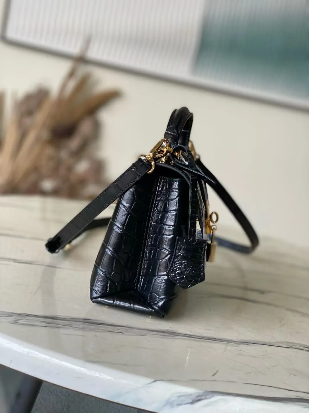 💰2000 "Special Original Leather" N98925 Crocodile Black Small Rose des Vents small handbag is made of smooth and grained calfskin to outline elegant lines, embellished with golden LV padlocks to shine. Use the top handle and removable and adjustable shoulder strap to create an elegant elbow or practical cross-body style for everyday travel. Dimensions: length 19 width 8 height 13.5cm