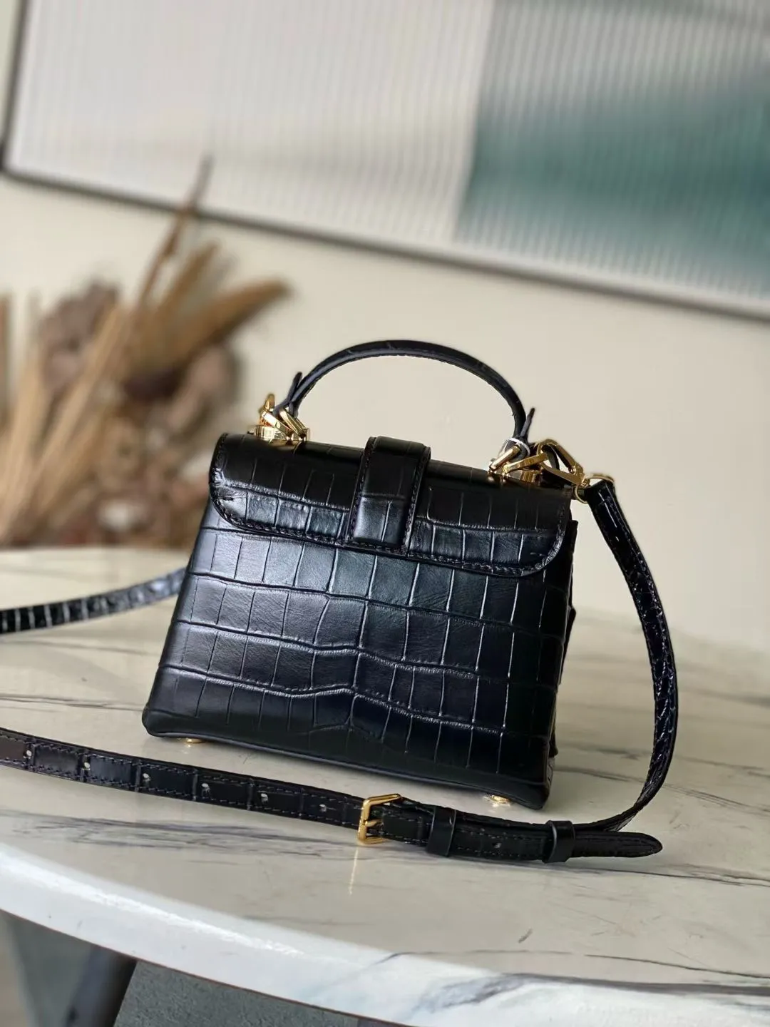 💰2000 "Special Original Leather" N98925 Crocodile Black Small Rose des Vents small handbag is made of smooth and grained calfskin to outline elegant lines, embellished with golden LV padlocks to shine. Use the top handle and removable and adjustable shoulder strap to create an elegant elbow or practical cross-body style for everyday travel. Dimensions: length 19 width 8 height 13.5cm