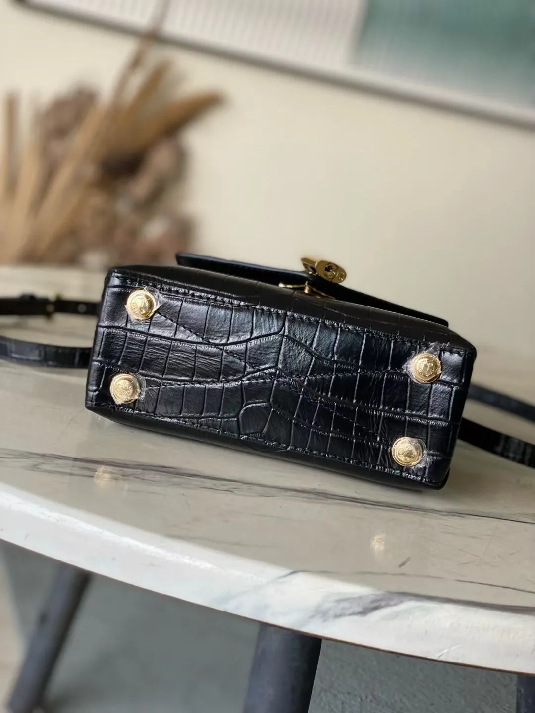 💰2000 "Special Original Leather" N98925 Crocodile Black Small Rose des Vents small handbag is made of smooth and grained calfskin to outline elegant lines, embellished with golden LV padlocks to shine. Use the top handle and removable and adjustable shoulder strap to create an elegant elbow or practical cross-body style for everyday travel. Dimensions: length 19 width 8 height 13.5cm