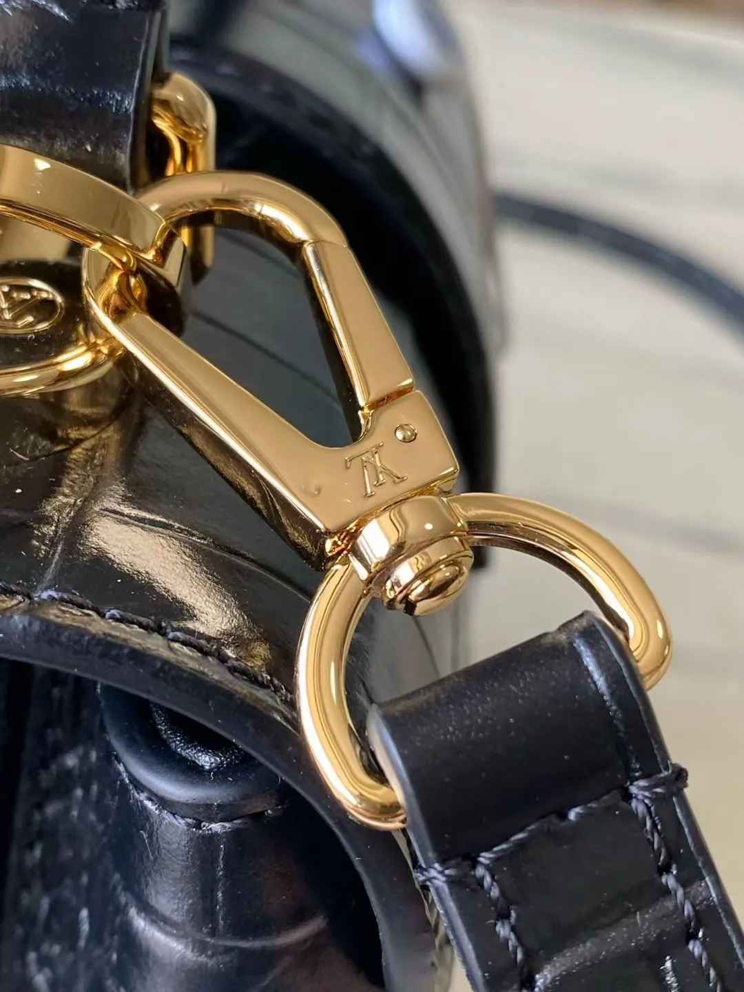💰2000 "Special Original Leather" N98925 Crocodile Black Small Rose des Vents small handbag is made of smooth and grained calfskin to outline elegant lines, embellished with golden LV padlocks to shine. Use the top handle and removable and adjustable shoulder strap to create an elegant elbow or practical cross-body style for everyday travel. Dimensions: length 19 width 8 height 13.5cm
