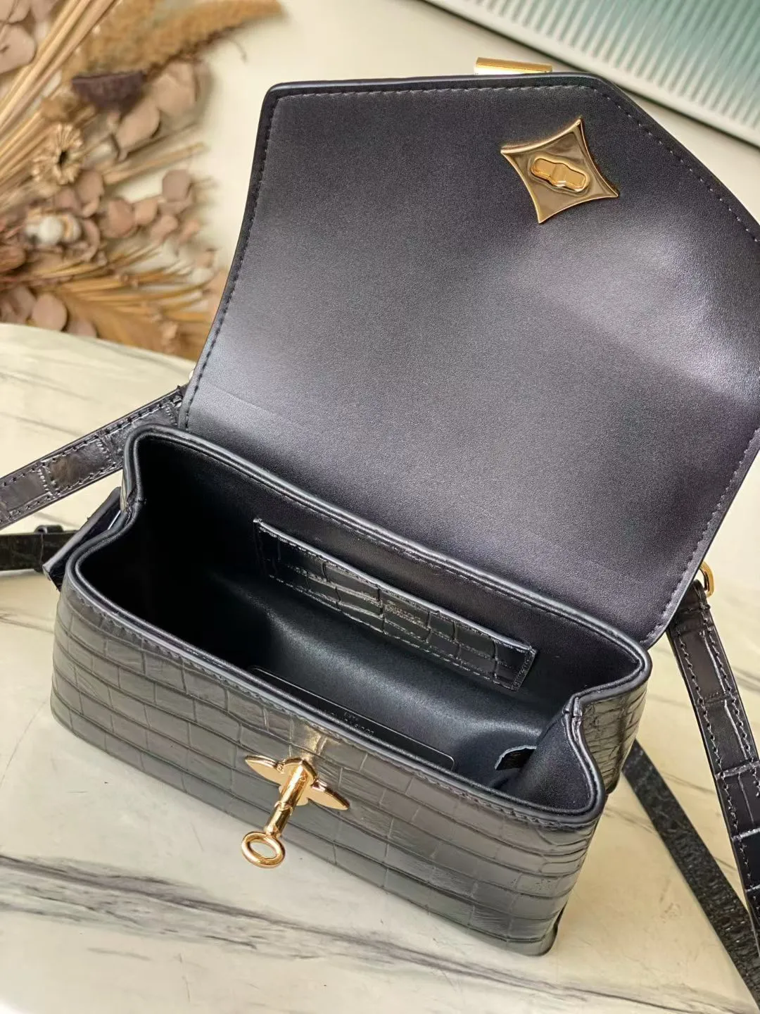 💰2000 "Special Original Leather" N98925 Crocodile Black Small Rose des Vents small handbag is made of smooth and grained calfskin to outline elegant lines, embellished with golden LV padlocks to shine. Use the top handle and removable and adjustable shoulder strap to create an elegant elbow or practical cross-body style for everyday travel. Dimensions: length 19 width 8 height 13.5cm