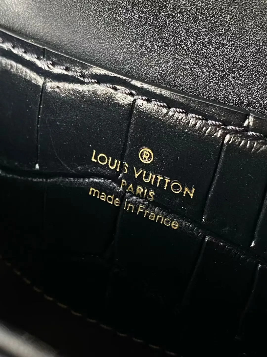 💰2000 "Special Original Leather" N98925 Crocodile Black Small Rose des Vents small handbag is made of smooth and grained calfskin to outline elegant lines, embellished with golden LV padlocks to shine. Use the top handle and removable and adjustable shoulder strap to create an elegant elbow or practical cross-body style for everyday travel. Dimensions: length 19 width 8 height 13.5cm