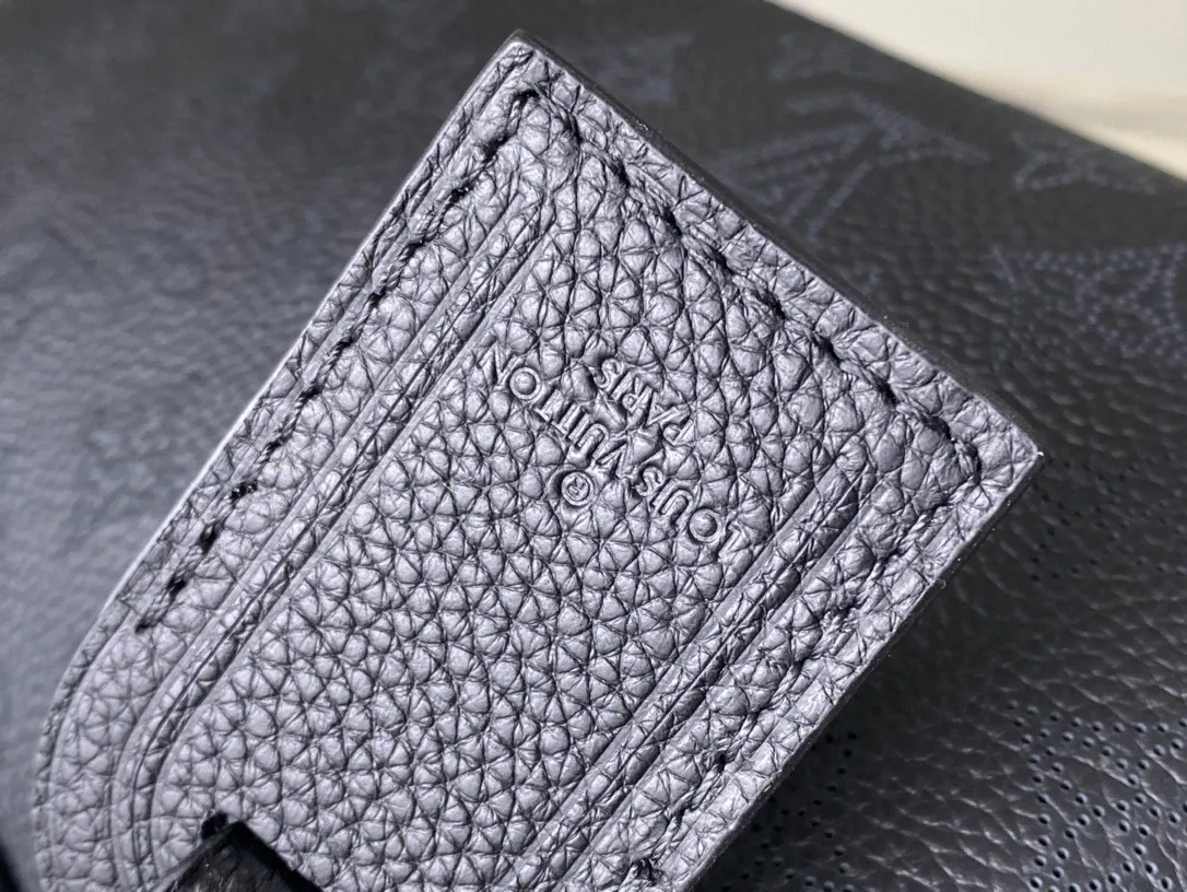 💰1080 (top layer leather) top original order M24256 Black This Mahina Hand It All small handbag is made of fine perforated cow leather, with elegant drape texture to highlight the chic body wheel fan. The leather shoulder strap and chain leather braided handle are both removable. Provide a trendy choice for daily travel. Dimensions: 29 × 18 × 13 cm