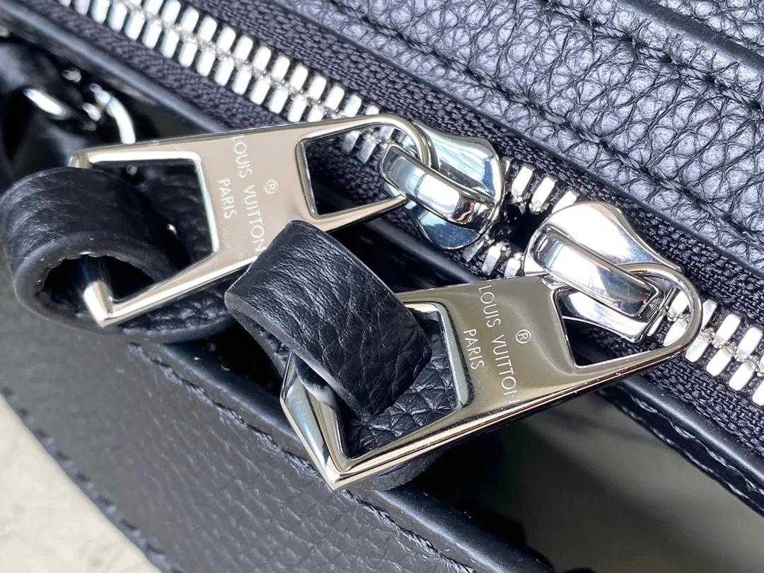 💰1080 (top layer leather) top original order M24256 Black This Mahina Hand It All small handbag is made of fine perforated cow leather, with elegant drape texture to highlight the chic body wheel fan. The leather shoulder strap and chain leather braided handle are both removable. Provide a trendy choice for daily travel. Dimensions: 29 × 18 × 13 cm