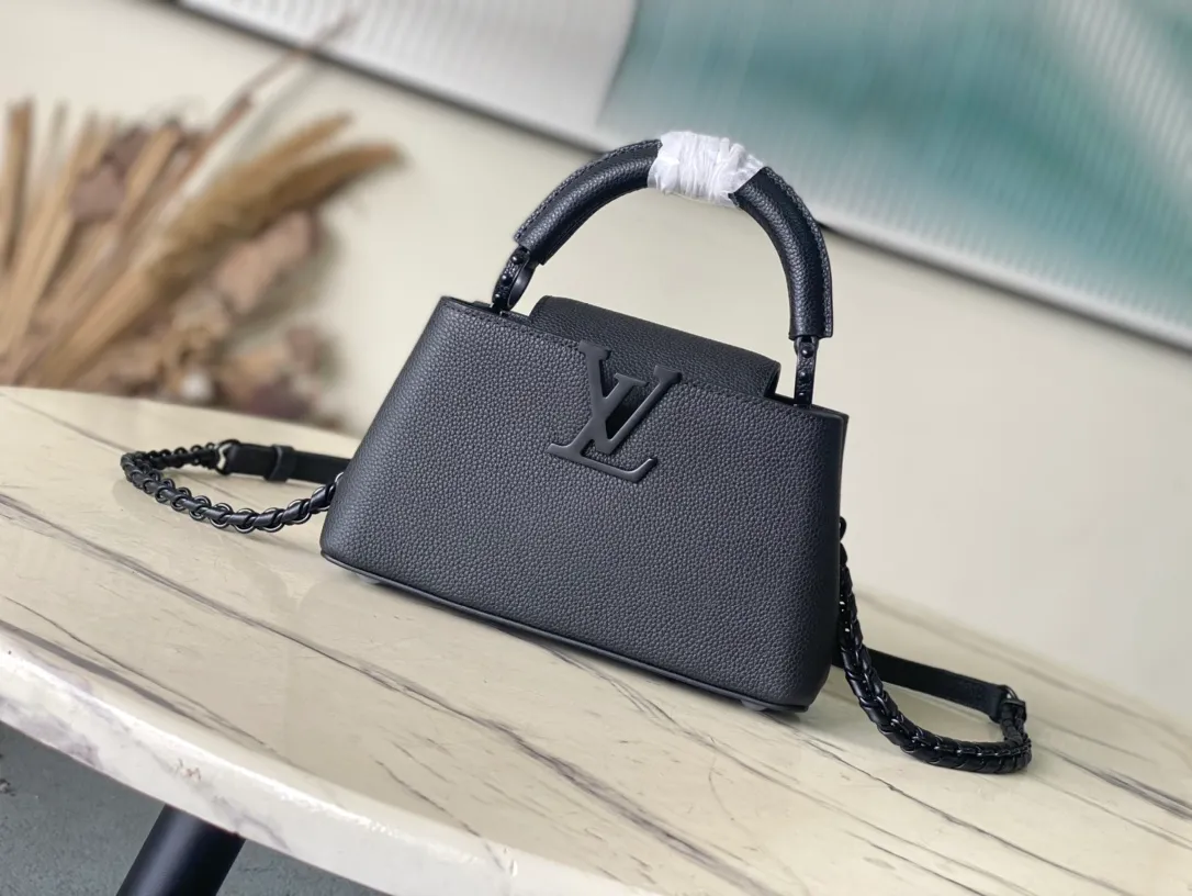 💰1920 (first-grain leather) top-quality original M23955 black mini CAPUCINES EAST WEST mini handbag. This Capucines handbag uses gorgeous cow leather and matte metal parts to convey a modern attitude. It brings together classic elements of the same series with a new horizontal configuration. The adjustable woven chain is convenient for shoulder or cross-body wear. It is a trendy choice for storing mobile phones, short wallets and other small accessories. Size: 22x12✘8cm