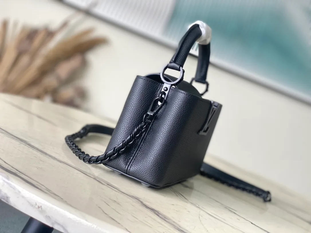 💰1920 (first-grain leather) top-quality original M23955 black mini CAPUCINES EAST WEST mini handbag. This Capucines handbag uses gorgeous cow leather and matte metal parts to convey a modern attitude. It brings together classic elements of the same series with a new horizontal configuration. The adjustable woven chain is convenient for shoulder or cross-body wear. It is a trendy choice for storing mobile phones, short wallets and other small accessories. Size: 22x12✘8cm