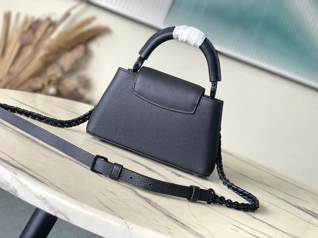 💰1920 (first-grain leather) top-quality original M23955 black mini CAPUCINES EAST WEST mini handbag. This Capucines handbag uses gorgeous cow leather and matte metal parts to convey a modern attitude. It brings together classic elements of the same series with a new horizontal configuration. The adjustable woven chain is convenient for shoulder or cross-body wear. It is a trendy choice for storing mobile phones, short wallets and other small accessories. Size: 22x12✘8cm