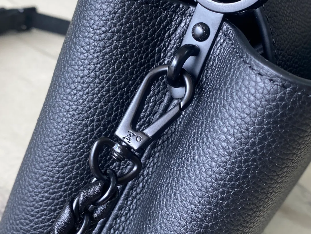 💰1920 (first-grain leather) top-quality original M23955 black mini CAPUCINES EAST WEST mini handbag. This Capucines handbag uses gorgeous cow leather and matte metal parts to convey a modern attitude. It brings together classic elements of the same series with a new horizontal configuration. The adjustable woven chain is convenient for shoulder or cross-body wear. It is a trendy choice for storing mobile phones, short wallets and other small accessories. Size: 22x12✘8cm