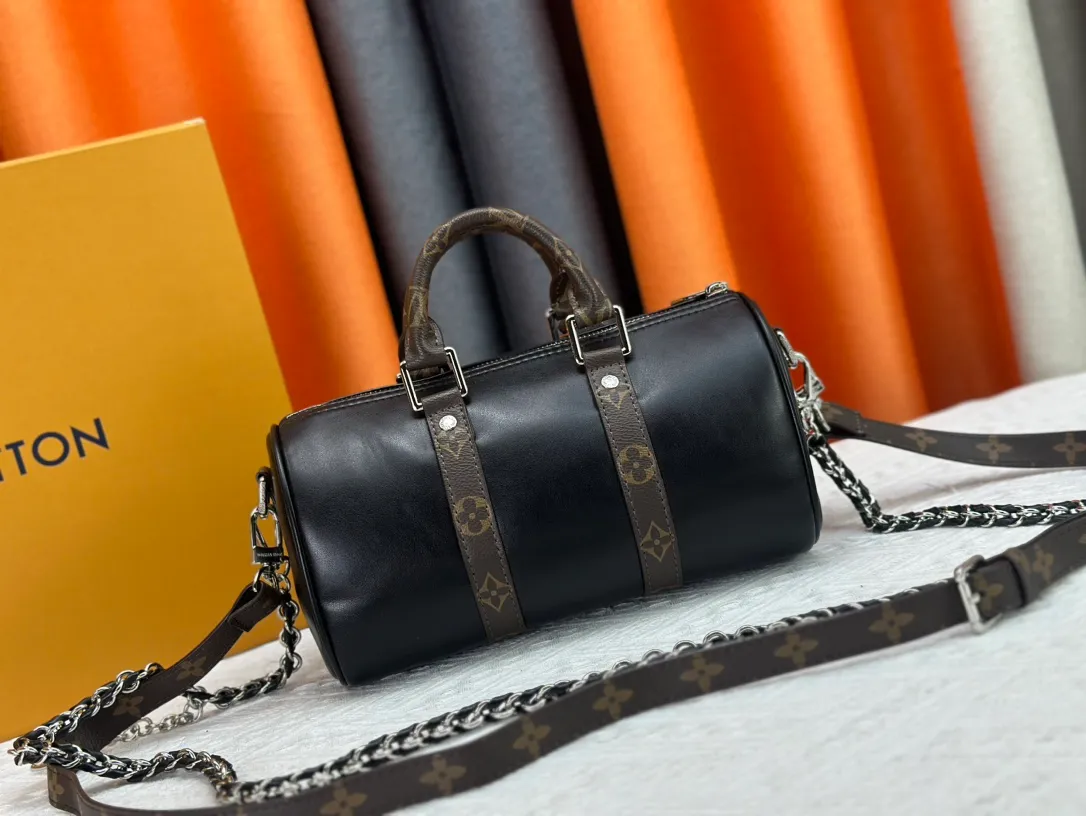 P260 Upgraded original version N00105 checkerboard green M20900.M46271 black flower, full leather black, M31044 orange, M11542 presbyopia, M24849 presbyopic flower. This Keepall 25 handbag is made of Monogram Eclipse Reverse denim denim canvas, showing an elegant reinterpretation of Louis Vuitton's classic pattern. Reinforced straps and leather name tags are signature elements of the Keepall collection, while a zipper closure keeps personal items safe and secure. Dimensions: 25.0 x 15.0 x 11.0 cm (length x height x width)