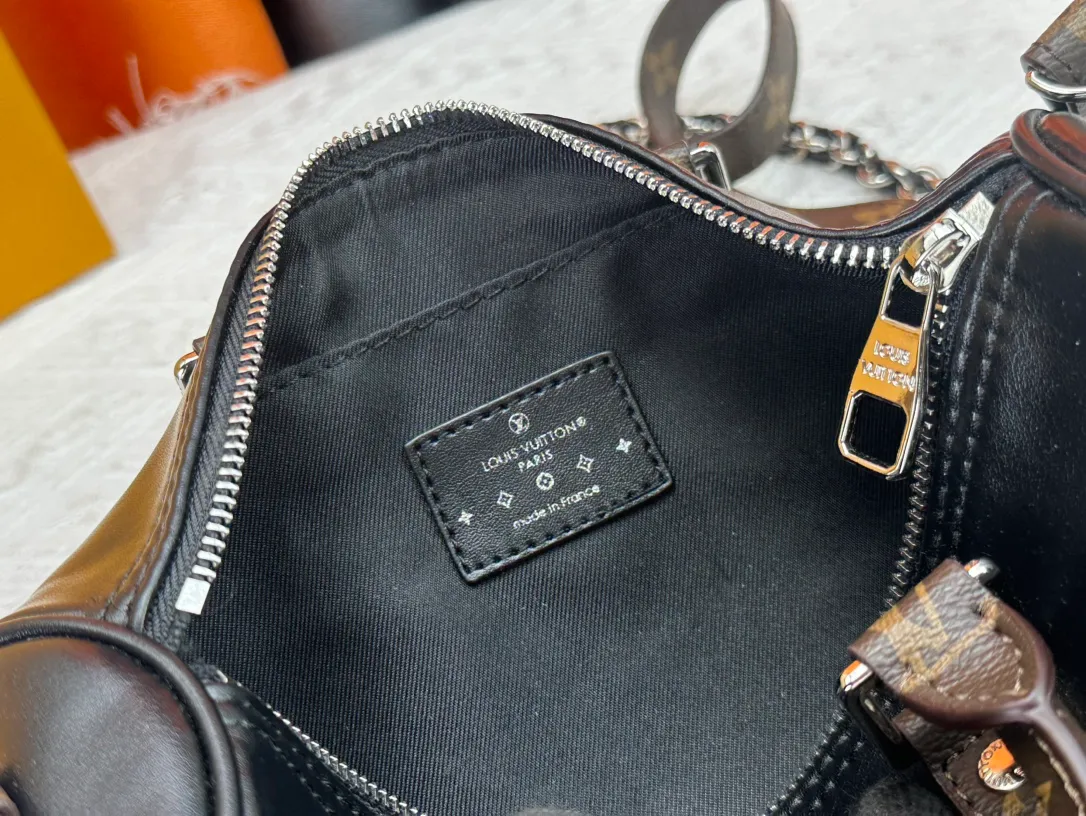 P260 Upgraded original version N00105 checkerboard green M20900.M46271 black flower, full leather black, M31044 orange, M11542 presbyopia, M24849 presbyopic flower. This Keepall 25 handbag is made of Monogram Eclipse Reverse denim denim canvas, showing an elegant reinterpretation of Louis Vuitton's classic pattern. Reinforced straps and leather name tags are signature elements of the Keepall collection, while a zipper closure keeps personal items safe and secure. Dimensions: 25.0 x 15.0 x 11.0 cm (length x height x width)