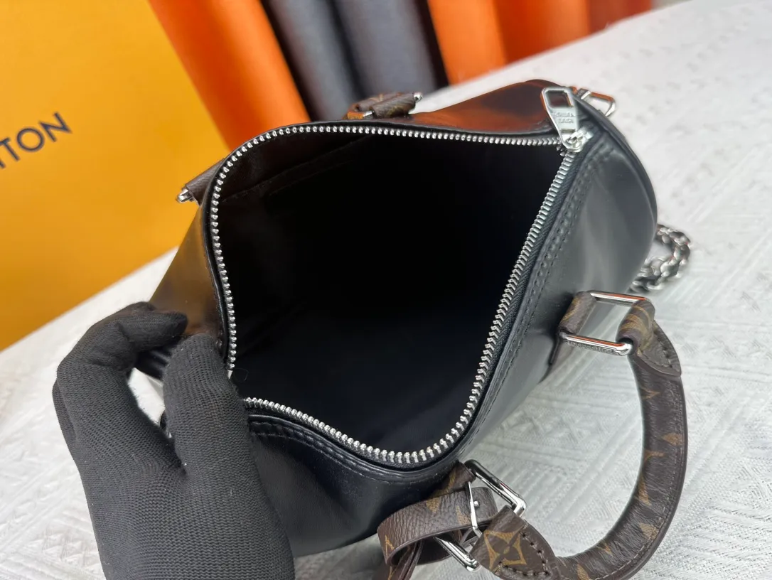 P260 Upgraded original version N00105 checkerboard green M20900.M46271 black flower, full leather black, M31044 orange, M11542 presbyopia, M24849 presbyopic flower. This Keepall 25 handbag is made of Monogram Eclipse Reverse denim denim canvas, showing an elegant reinterpretation of Louis Vuitton's classic pattern. Reinforced straps and leather name tags are signature elements of the Keepall collection, while a zipper closure keeps personal items safe and secure. Dimensions: 25.0 x 15.0 x 11.0 cm (length x height x width)