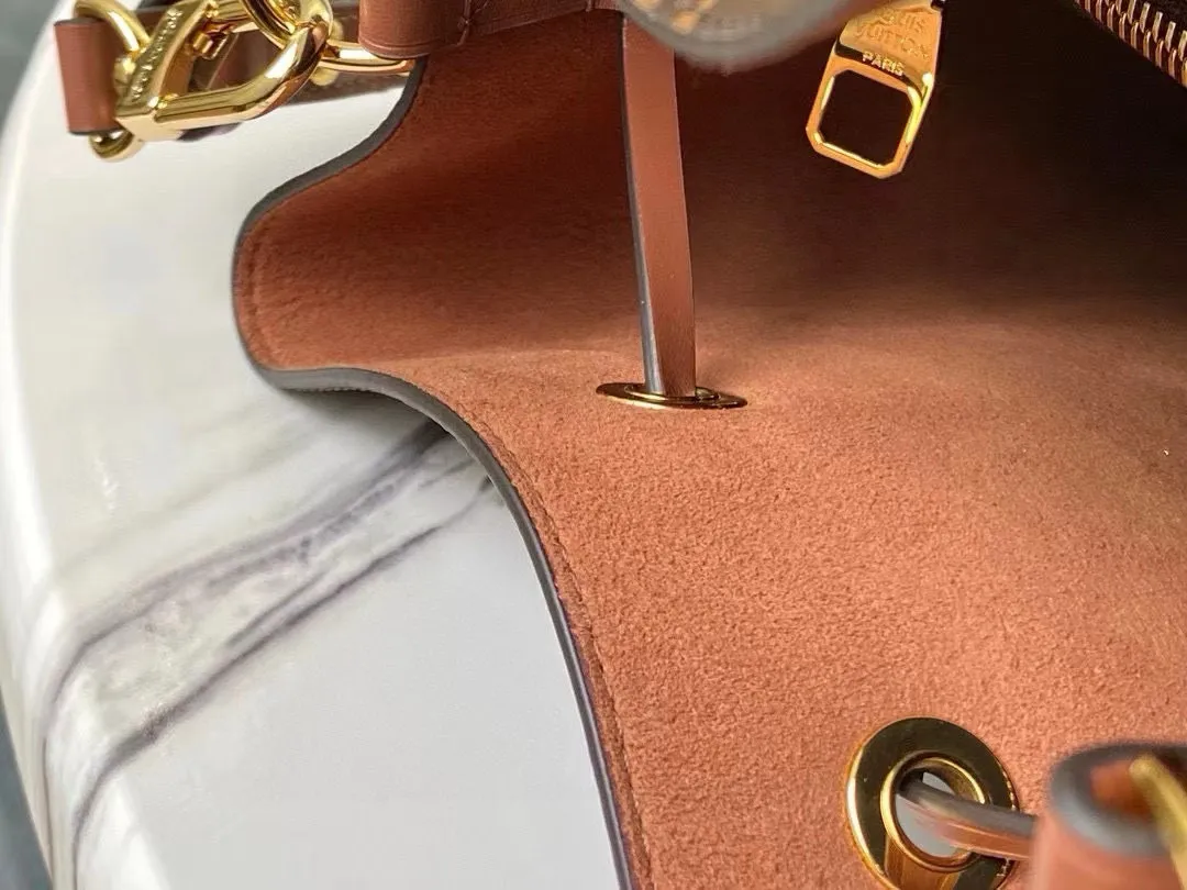 💰760 Top Original Order M44887 Caramel Color The wine bag designed by Gaston-Louis Vuitton in 1932 specifically for transporting champagne meets contemporary trends and is transformed into the Néo Noé bucket bag, which embodies the beauty of heritage. Monogram canvas outlines soft lines, with colorful leather trim and tonal multi-layer bonded lining. Dimensions: 26 x 26 x 17.5 cm