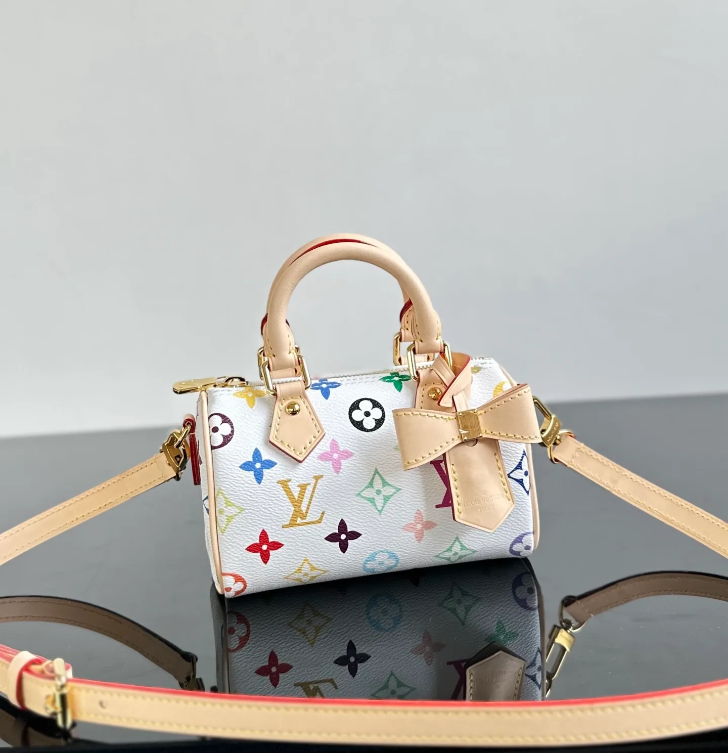 💰1800｛Authentic grade｝MB original leather M13391 white three-color Nano Speedy handbag exclusive channel goods detailed real photos! MB lies in quality, hardware, fabrics, handwork, oiled edges, A-grade high-quality products, comprehensive upgrades, the photos are consistent with the products, 360 degrees without blind spots, take a look at will. Size: 10 x 7.5 x 16 cm (height x width x length)