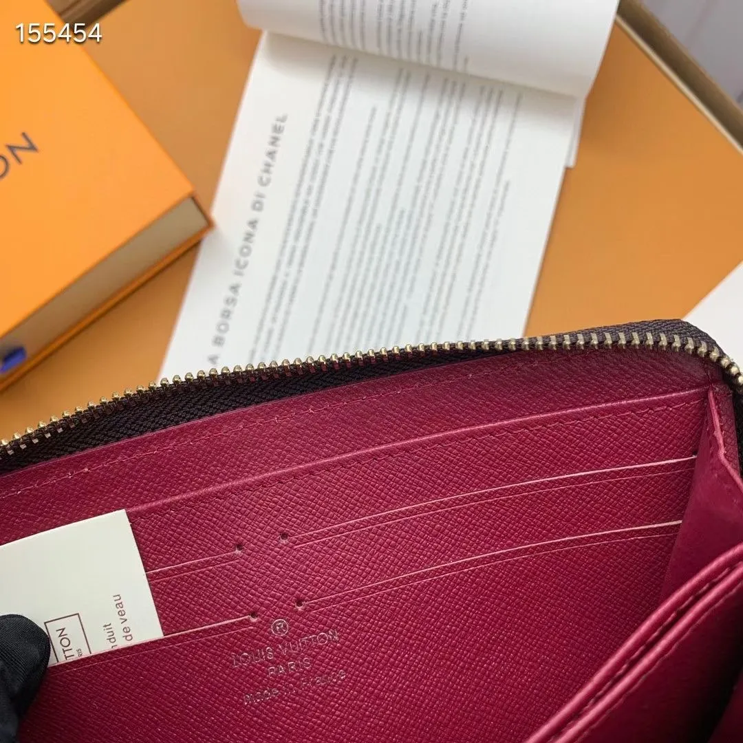 P100💰 💎M60017 inner color ❤️ brown powder ZIPPY zipper wallet. The Zippy wallet pays homage to Louis Vuitton's heritage of travel and trunk making, with a travel-style patch and Louis Vuitton logo. With its compact interior and simple design, this wallet is ideal for everyday use. Model M60017. Size: 19x10.