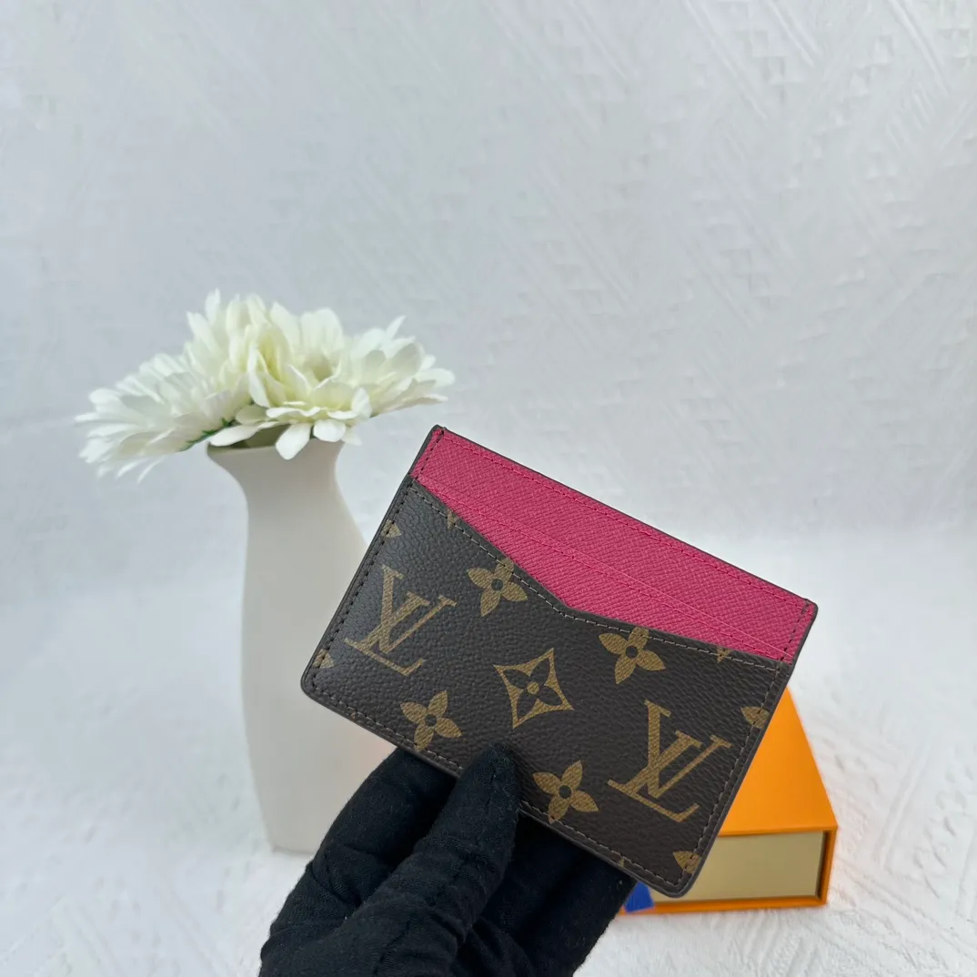 P66 M60166 Card Holder Neo card holder made of Monogram Macassar canvas is the first choice for carrying important cards. Black leather trim makes the classic Louis Vuitton pattern even more eye-catching. Size: 7.5*12