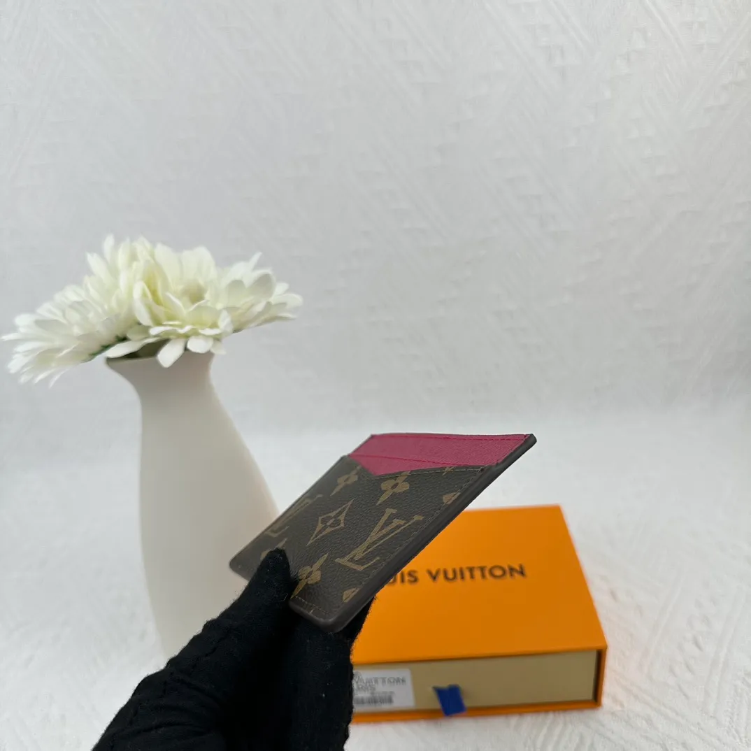 P66 M60166 Card Holder Neo card holder made of Monogram Macassar canvas is the first choice for carrying important cards. Black leather trim makes the classic Louis Vuitton pattern even more eye-catching. Size: 7.5*12