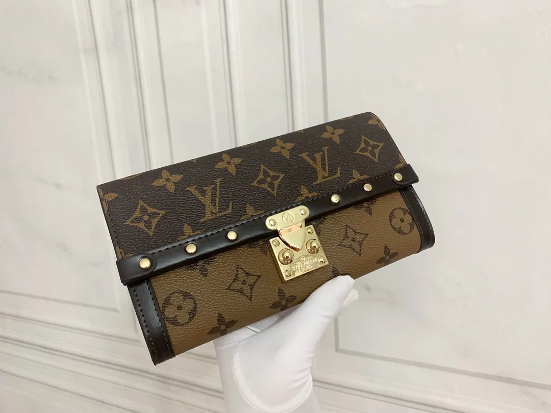 💰170 Premium Original💎 Venice Wallet Made of Damier Ebene canvas and decorated with the iconic S lock and rivets, it pays homage to Louis Vuitton's deep heritage as a luxury luggage manufacturer. Thanks to its spacious and functional interior, this model can also be used as an elegant clutch. Style number: 60535 Size: 21*11cm