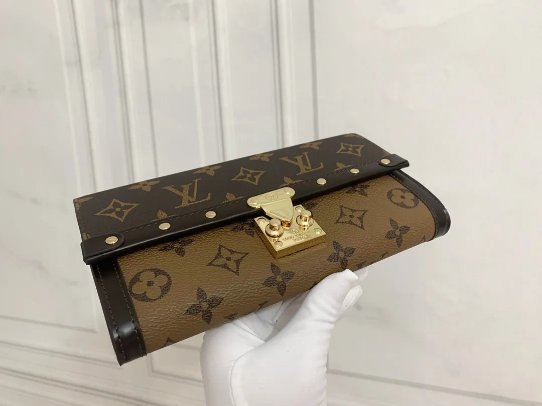 💰170 Premium Original💎 Venice Wallet Made of Damier Ebene canvas and decorated with the iconic S lock and rivets, it pays homage to Louis Vuitton's deep heritage as a luxury luggage manufacturer. Thanks to its spacious and functional interior, this model can also be used as an elegant clutch. Style number: 60535 Size: 21*11cm
