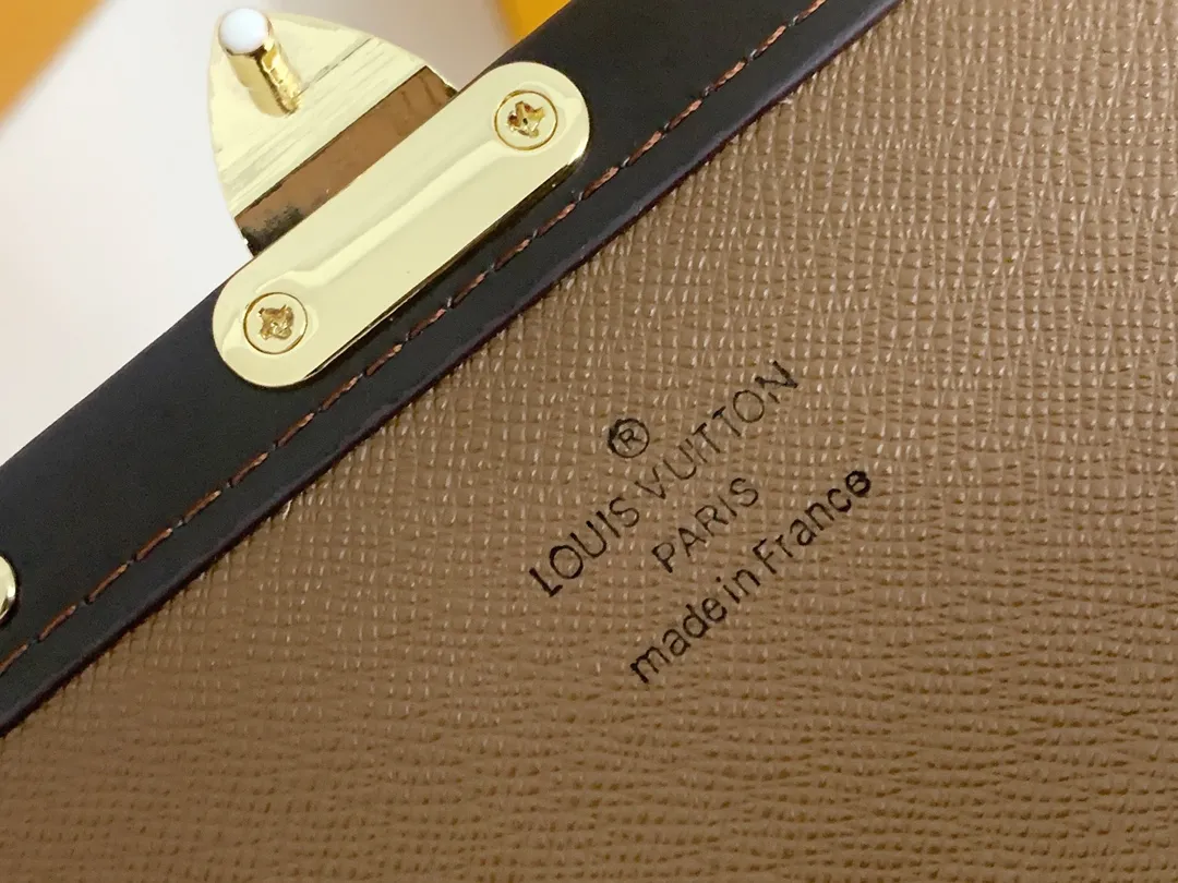 💰170 Premium Original💎 Venice Wallet Made of Damier Ebene canvas and decorated with the iconic S lock and rivets, it pays homage to Louis Vuitton's deep heritage as a luxury luggage manufacturer. Thanks to its spacious and functional interior, this model can also be used as an elegant clutch. Style number: 60535 Size: 21*11cm
