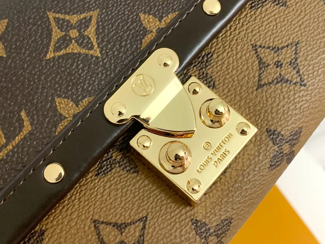 💰170 Premium Original💎 Venice Wallet Made of Damier Ebene canvas and decorated with the iconic S lock and rivets, it pays homage to Louis Vuitton's deep heritage as a luxury luggage manufacturer. Thanks to its spacious and functional interior, this model can also be used as an elegant clutch. Style number: 60535 Size: 21*11cm