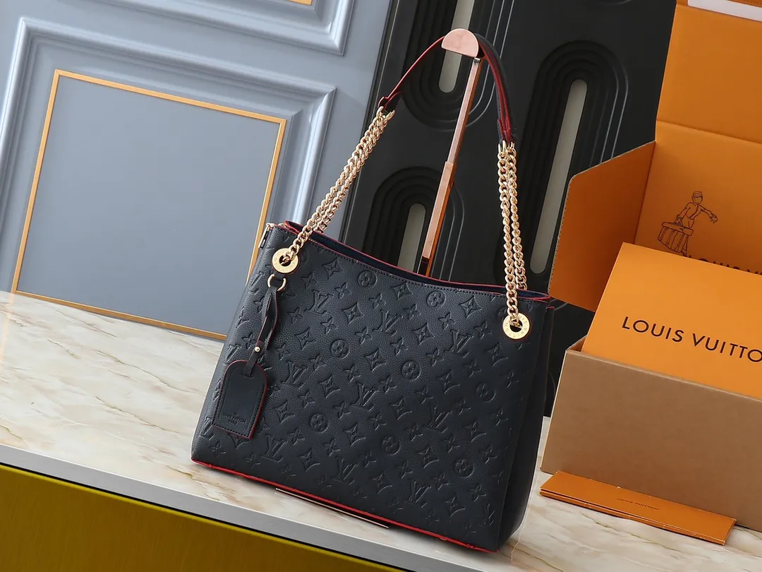 💰300💰Upgraded original M43772.M43759 M43758 This Surene MM Chain Handbag in Letter Empreinte Leather with its gold chain is as functional as it is sophisticated. Very easy to put on thanks to the leather shoulder pads and decorative chain. The large size of this suitcase means it easily fits A4 documents as well as all your daily essentials. The embossed pattern on supple leather is deep enough to stay in place for a while while still maintaining its soft feel. Size: length 37*26*15cm
