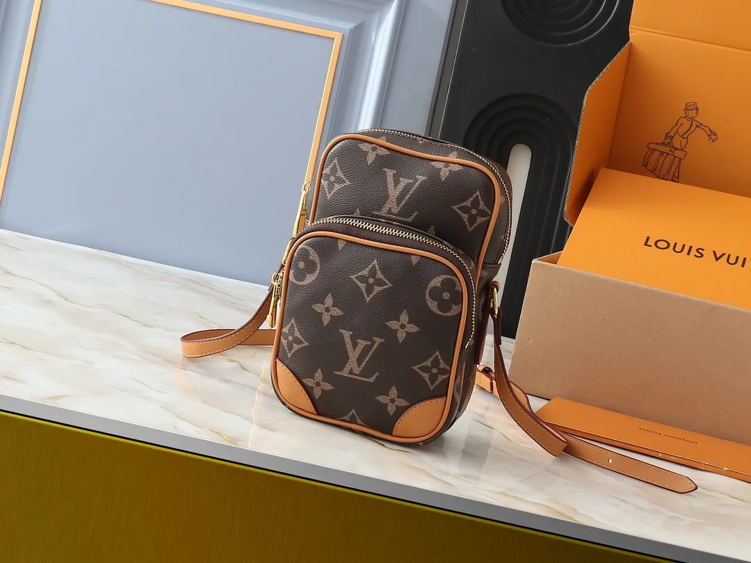 💰240💰Upgraded Original M14024 For his latest collection, Pharrell Williams reinvents the Amazone crossbody bag from the '80s, updating it with luxurious details. Select soft cow leather and cover it with Monogram printing. The leather texture is like vintage Monogram canvas. The bag is embellished with a pearl zipper and paired with a detachable Louis Vuitton metal hangtag, which is reminiscent of the nameplate on the brand's vintage luggage. Dimensions: 13.5 x 20.0 x 8.0 cm (length x height x width)