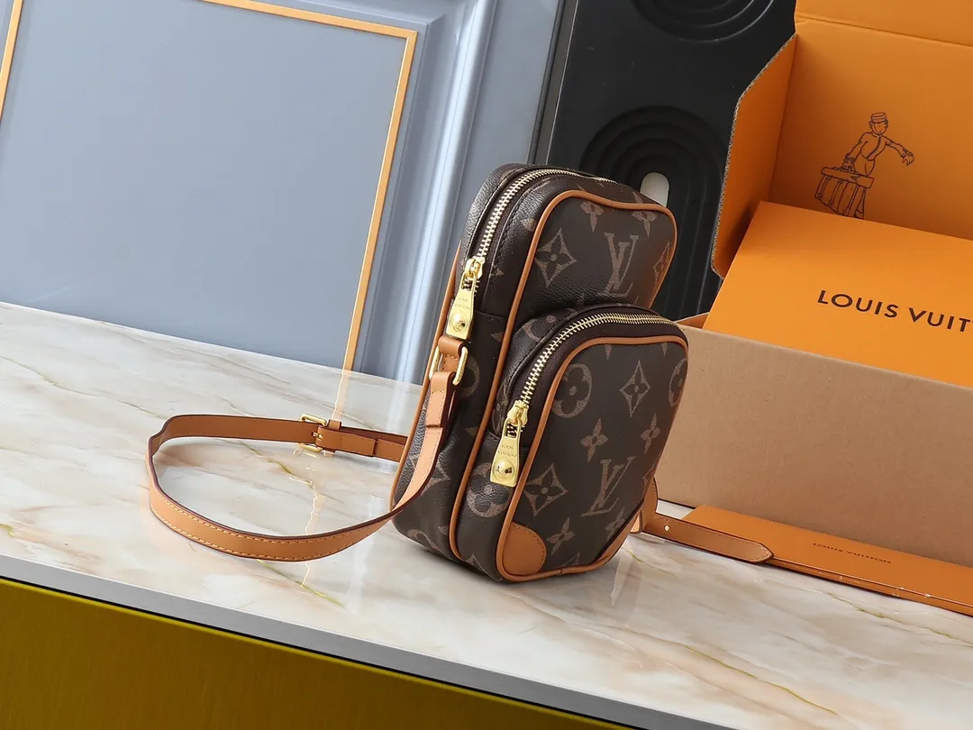 💰240💰Upgraded Original M14024 For his latest collection, Pharrell Williams reinvents the Amazone crossbody bag from the '80s, updating it with luxurious details. Select soft cow leather and cover it with Monogram printing. The leather texture is like vintage Monogram canvas. The bag is embellished with a pearl zipper and paired with a detachable Louis Vuitton metal hangtag, which is reminiscent of the nameplate on the brand's vintage luggage. Dimensions: 13.5 x 20.0 x 8.0 cm (length x height x width)