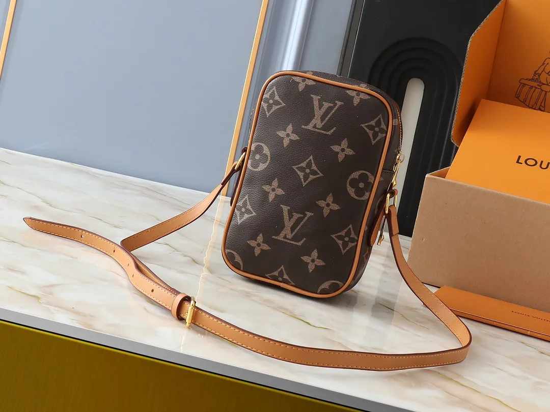 💰240💰Upgraded Original M14024 For his latest collection, Pharrell Williams reinvents the Amazone crossbody bag from the '80s, updating it with luxurious details. Select soft cow leather and cover it with Monogram printing. The leather texture is like vintage Monogram canvas. The bag is embellished with a pearl zipper and paired with a detachable Louis Vuitton metal hangtag, which is reminiscent of the nameplate on the brand's vintage luggage. Dimensions: 13.5 x 20.0 x 8.0 cm (length x height x width)