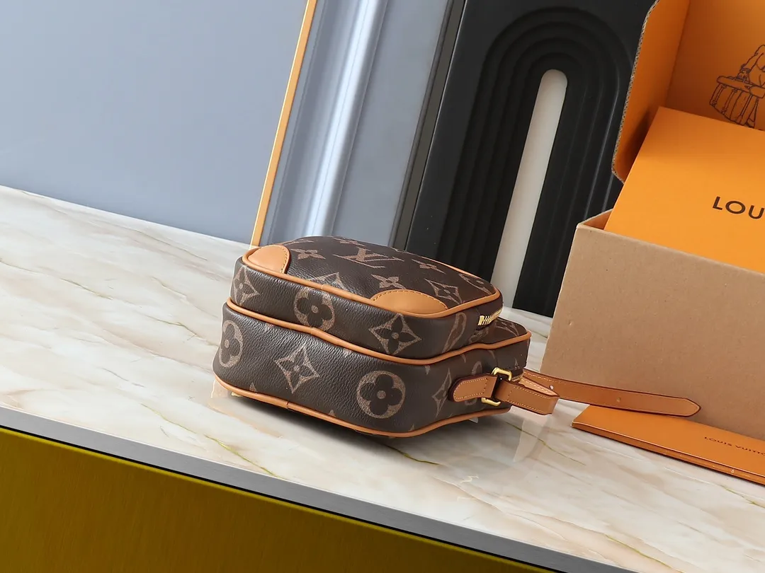 💰240💰Upgraded Original M14024 For his latest collection, Pharrell Williams reinvents the Amazone crossbody bag from the '80s, updating it with luxurious details. Select soft cow leather and cover it with Monogram printing. The leather texture is like vintage Monogram canvas. The bag is embellished with a pearl zipper and paired with a detachable Louis Vuitton metal hangtag, which is reminiscent of the nameplate on the brand's vintage luggage. Dimensions: 13.5 x 20.0 x 8.0 cm (length x height x width)