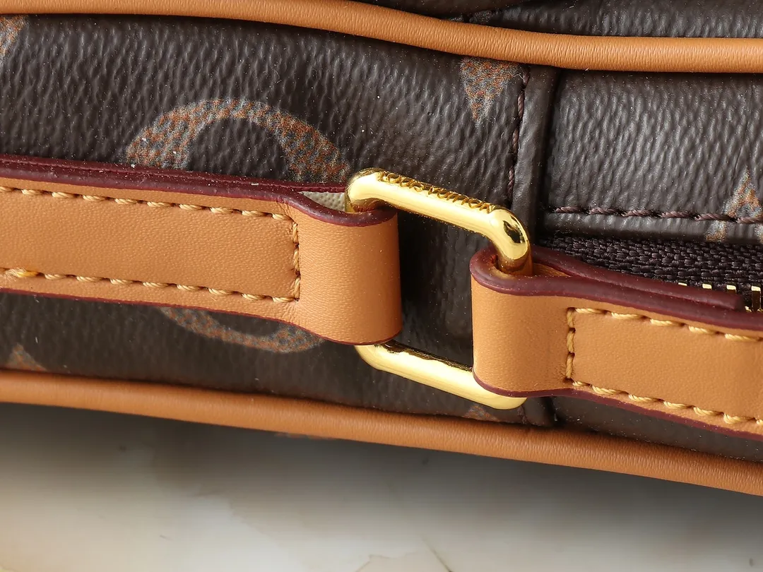 💰240💰Upgraded Original M14024 For his latest collection, Pharrell Williams reinvents the Amazone crossbody bag from the '80s, updating it with luxurious details. Select soft cow leather and cover it with Monogram printing. The leather texture is like vintage Monogram canvas. The bag is embellished with a pearl zipper and paired with a detachable Louis Vuitton metal hangtag, which is reminiscent of the nameplate on the brand's vintage luggage. Dimensions: 13.5 x 20.0 x 8.0 cm (length x height x width)