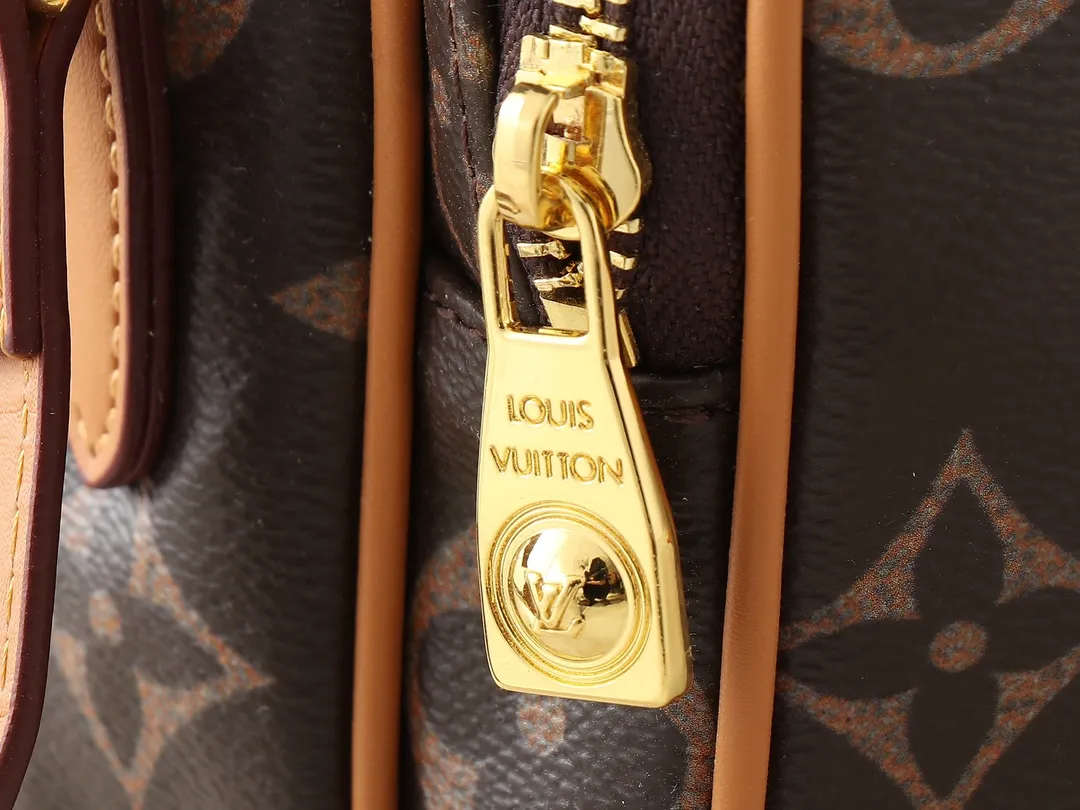 💰240💰Upgraded Original M14024 For his latest collection, Pharrell Williams reinvents the Amazone crossbody bag from the '80s, updating it with luxurious details. Select soft cow leather and cover it with Monogram printing. The leather texture is like vintage Monogram canvas. The bag is embellished with a pearl zipper and paired with a detachable Louis Vuitton metal hangtag, which is reminiscent of the nameplate on the brand's vintage luggage. Dimensions: 13.5 x 20.0 x 8.0 cm (length x height x width)