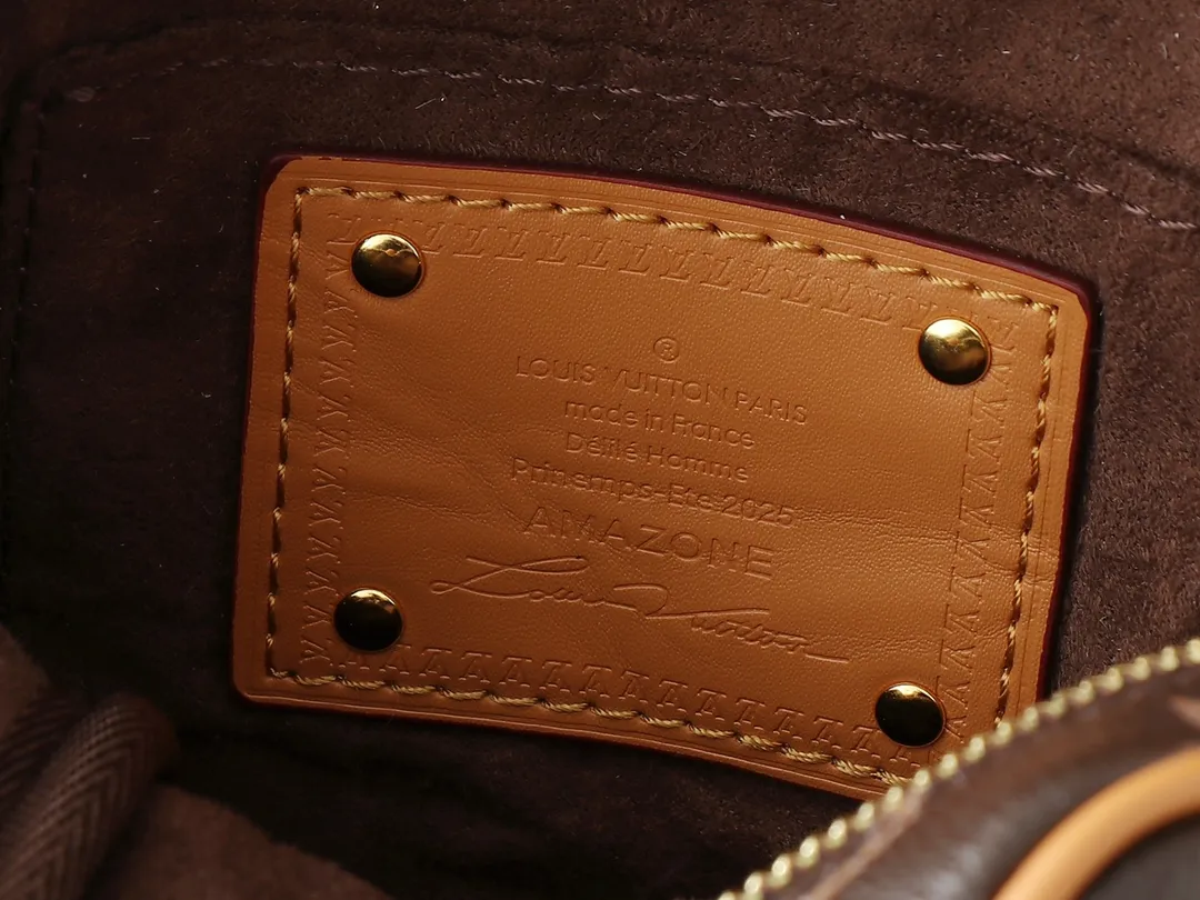 💰240💰Upgraded Original M14024 For his latest collection, Pharrell Williams reinvents the Amazone crossbody bag from the '80s, updating it with luxurious details. Select soft cow leather and cover it with Monogram printing. The leather texture is like vintage Monogram canvas. The bag is embellished with a pearl zipper and paired with a detachable Louis Vuitton metal hangtag, which is reminiscent of the nameplate on the brand's vintage luggage. Dimensions: 13.5 x 20.0 x 8.0 cm (length x height x width)