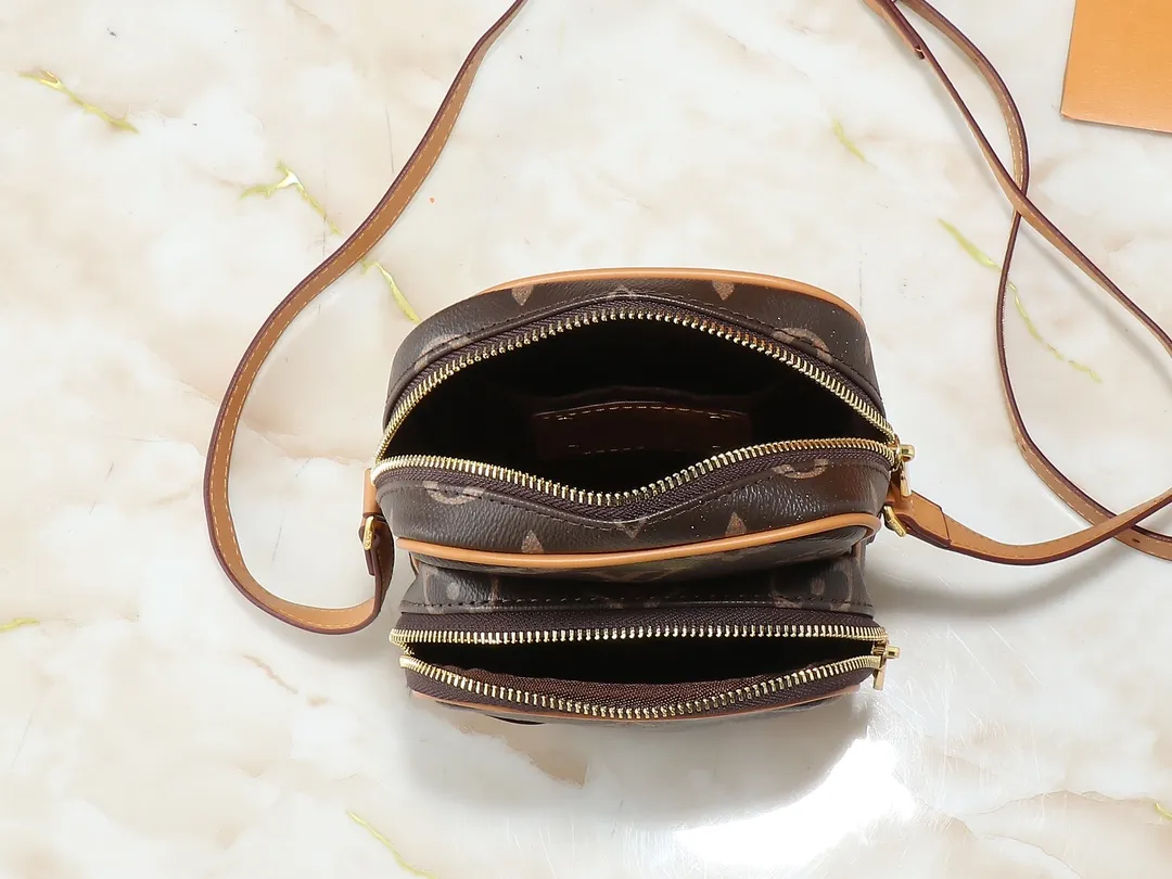 💰240💰Upgraded Original M14024 For his latest collection, Pharrell Williams reinvents the Amazone crossbody bag from the '80s, updating it with luxurious details. Select soft cow leather and cover it with Monogram printing. The leather texture is like vintage Monogram canvas. The bag is embellished with a pearl zipper and paired with a detachable Louis Vuitton metal hangtag, which is reminiscent of the nameplate on the brand's vintage luggage. Dimensions: 13.5 x 20.0 x 8.0 cm (length x height x width)